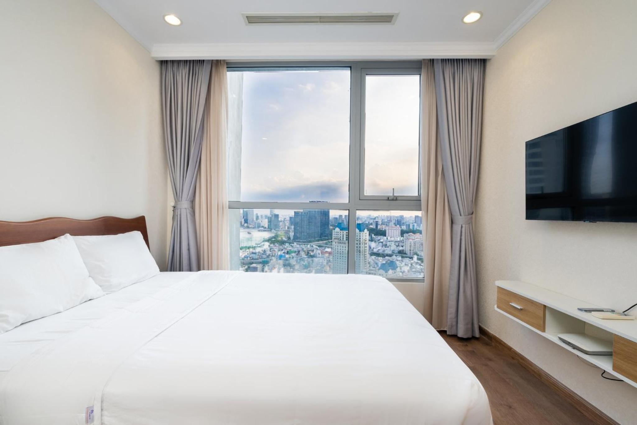 Vinhomes Central Park (Vinhomes Tân Cảng) - Fully furnished apartment, right in the shopping center and central park, private, 1-3 Bedrooms,...
