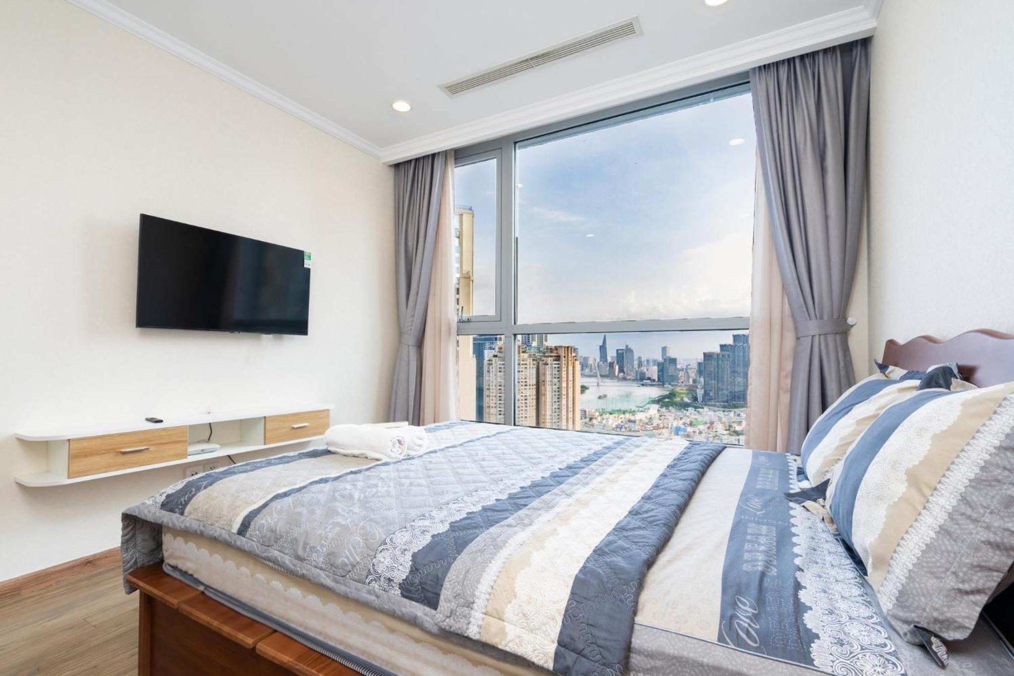 Vinhomes Central Park (Vinhomes Tân Cảng) - Fully furnished apartment, right in the shopping center and central park, private, 1-3 Bedrooms,...