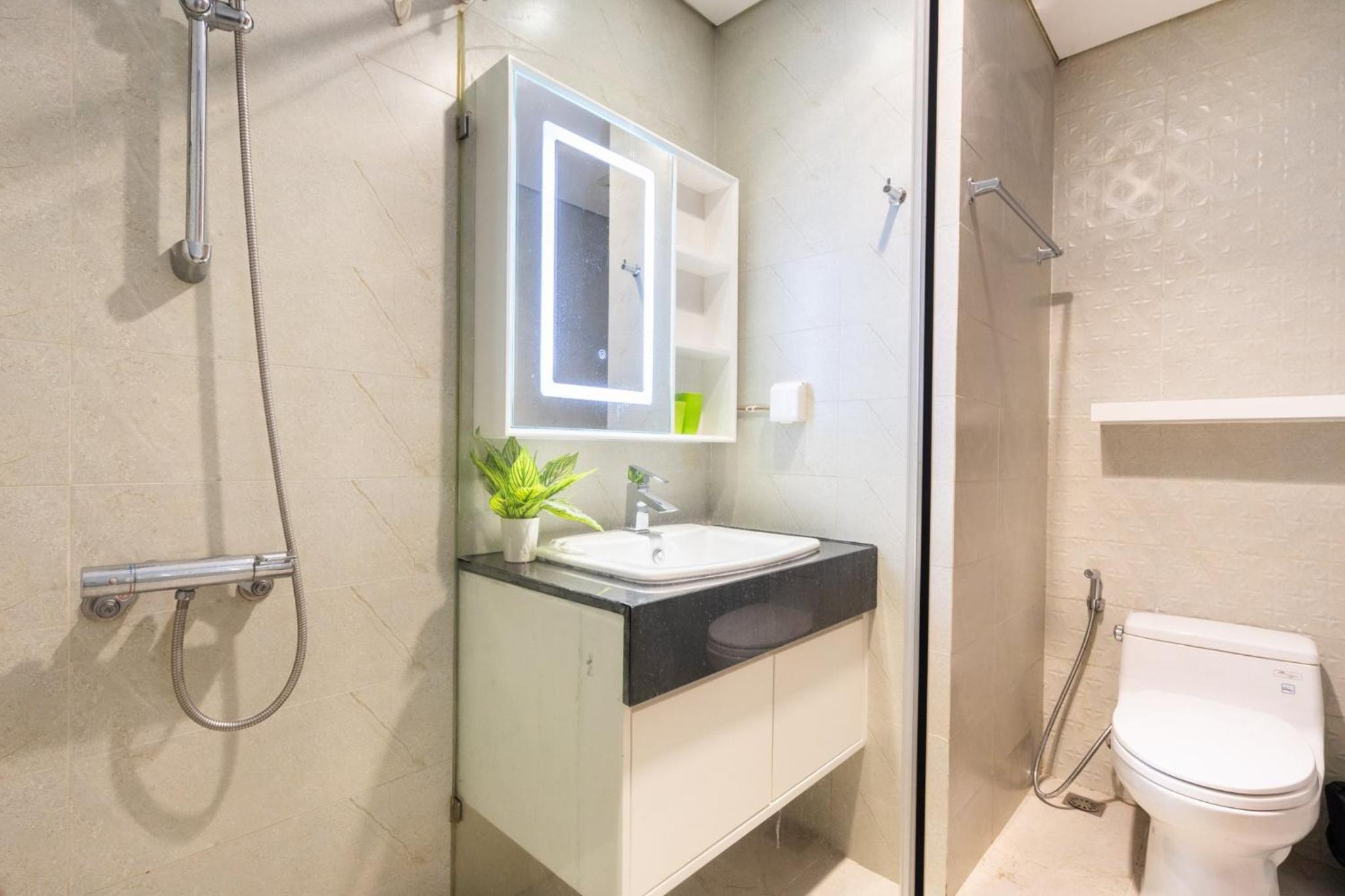 Vinhomes Central Park (Vinhomes Tân Cảng) - Fully furnished apartment, right in the shopping center and central park, private, 1-3 Bedrooms,...