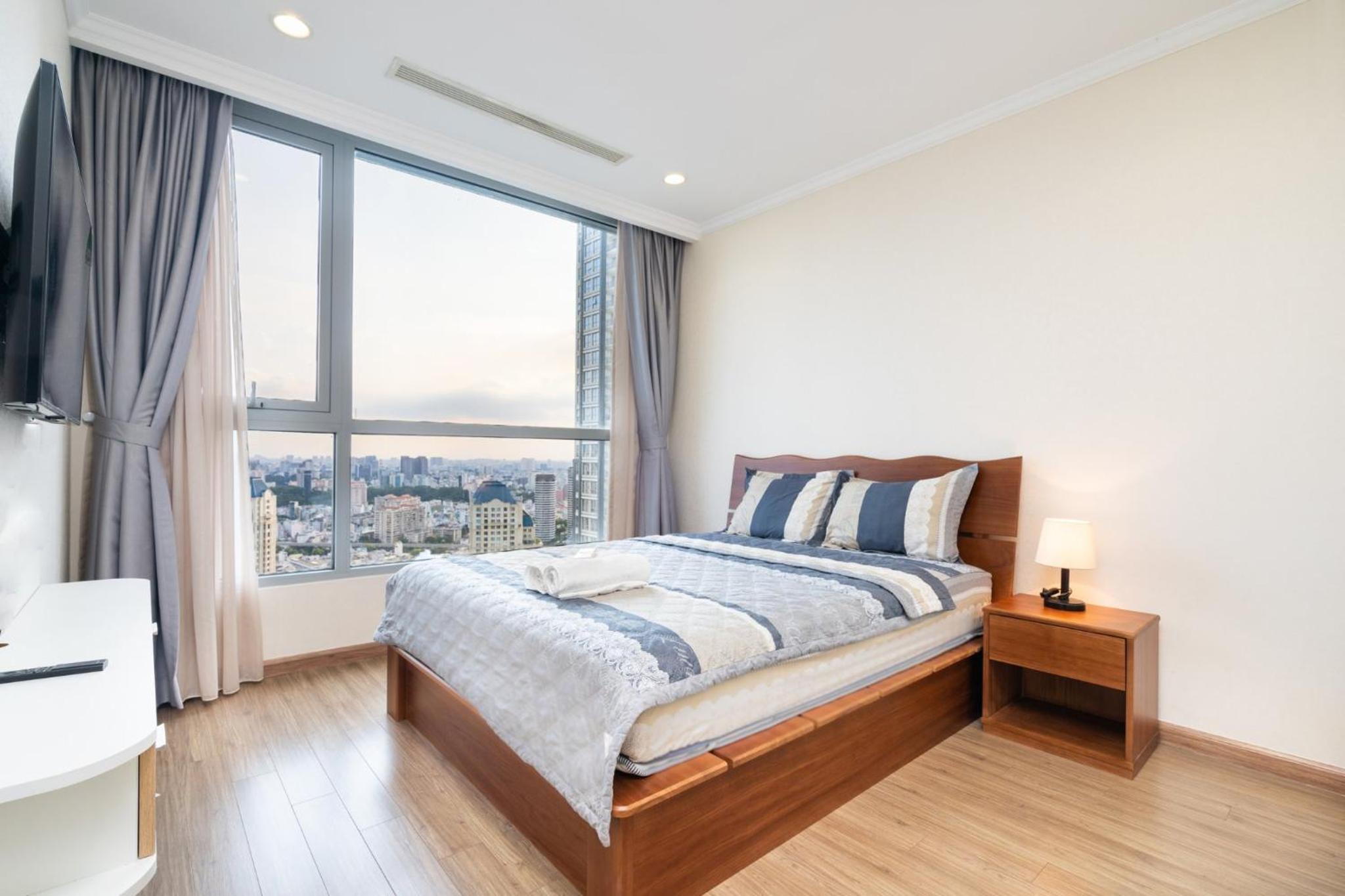 Vinhomes Central Park (Vinhomes Tân Cảng) - Fully furnished apartment, right in the shopping center and central park, private, 1-3 Bedrooms,...