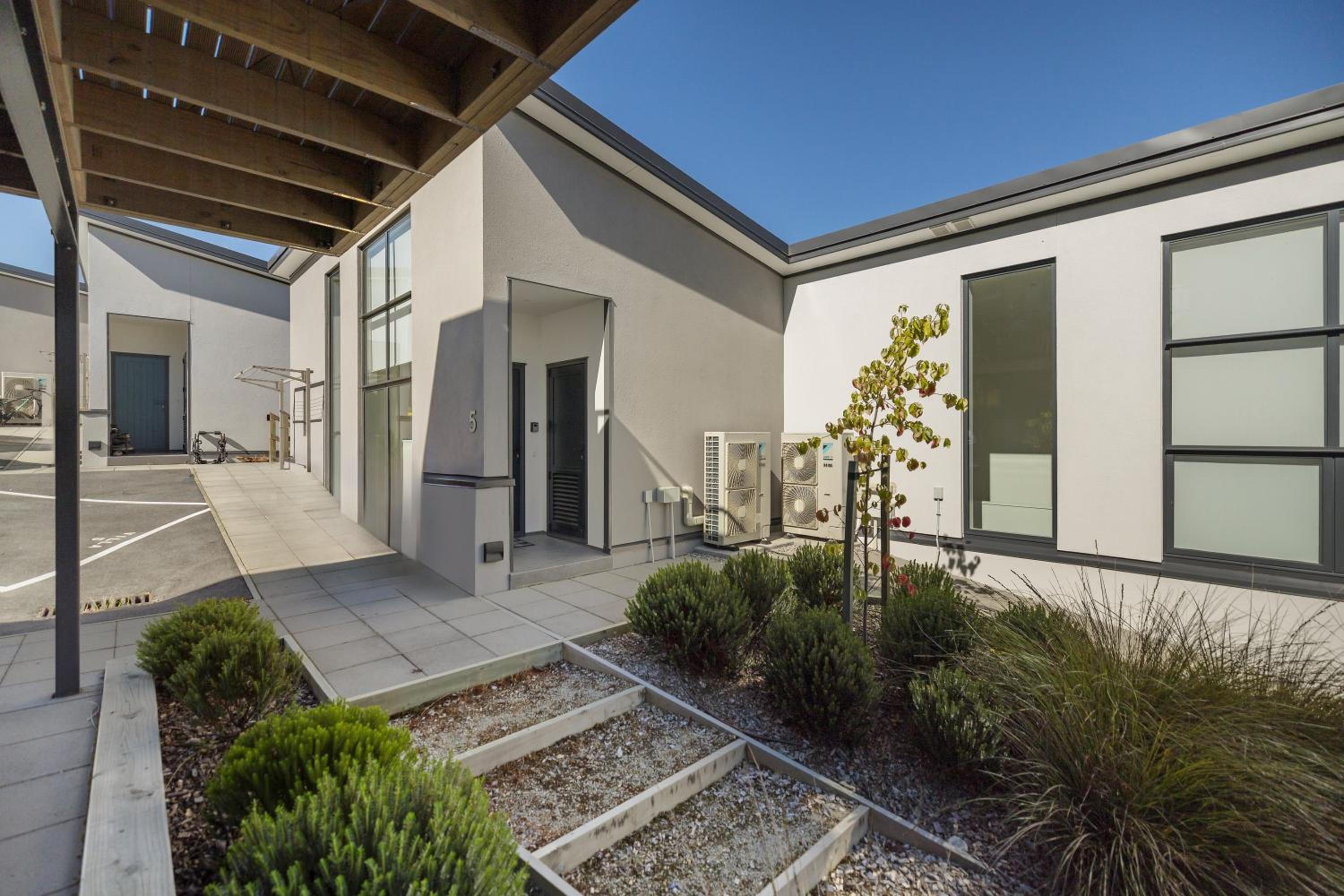 Luxury Lakeside Retreat view 4