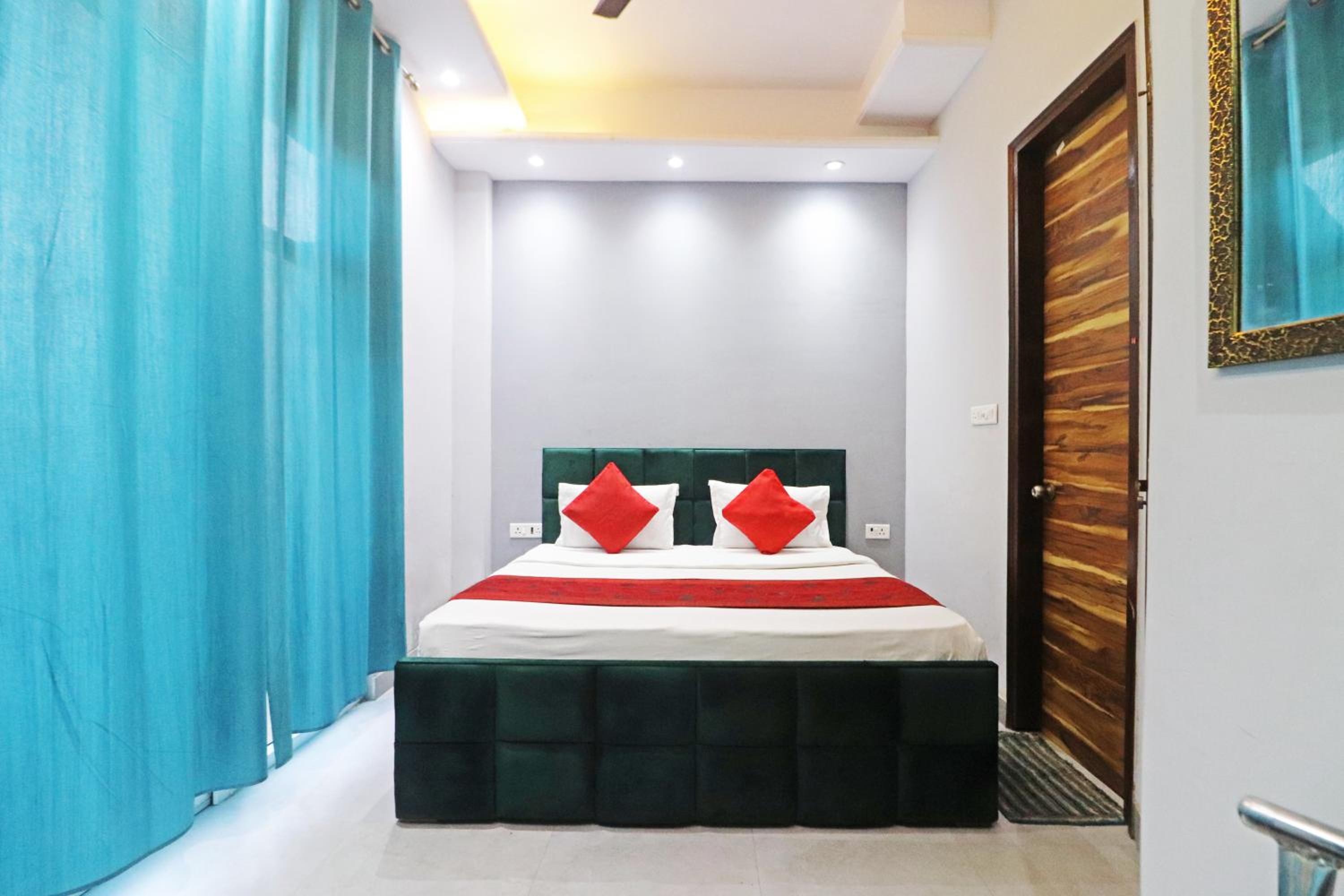 Twamev couple Friendly Rajouri garden by The Arrow view 4