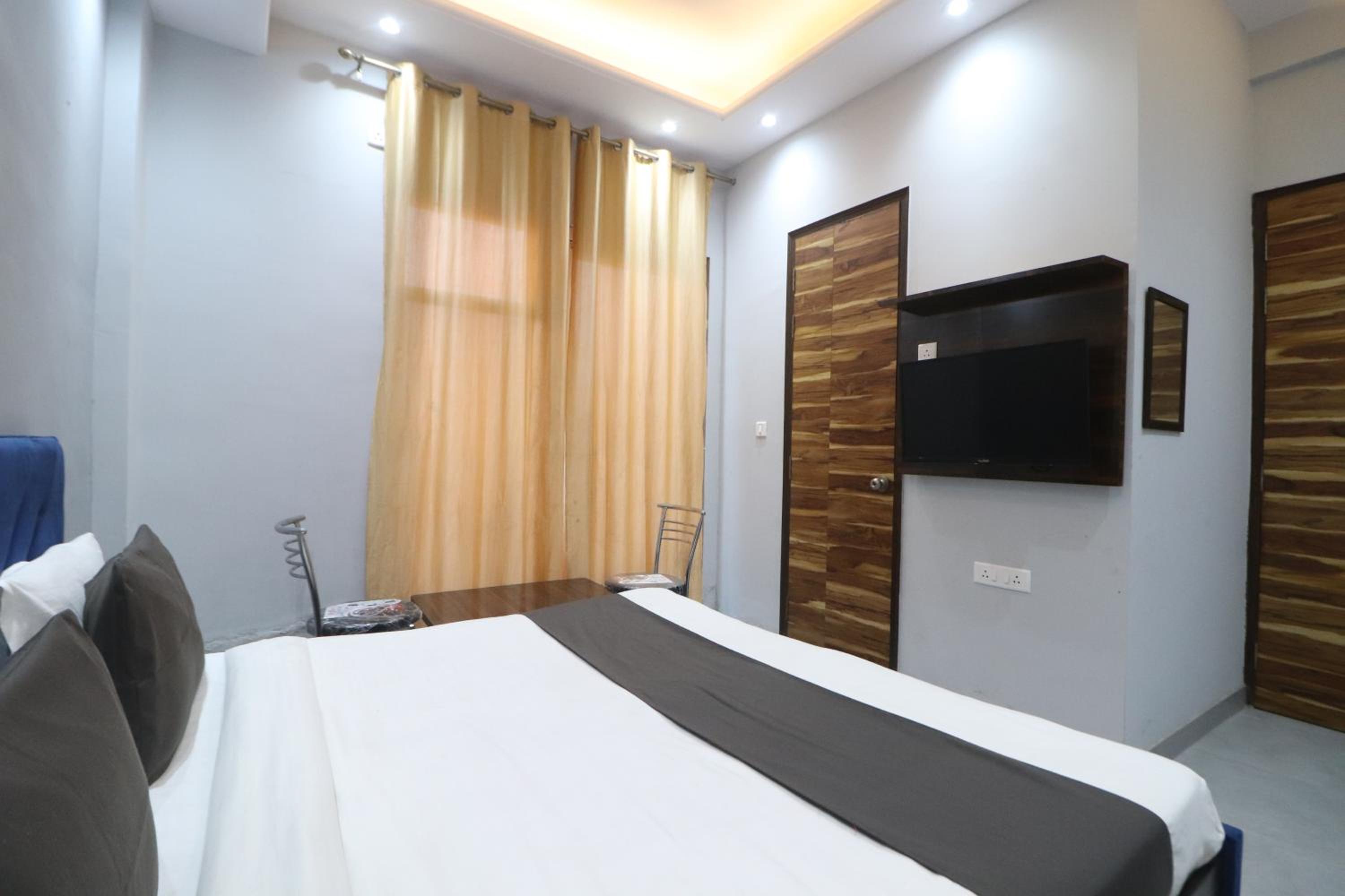 Twamev couple Friendly Rajouri garden by The Arrow view 5