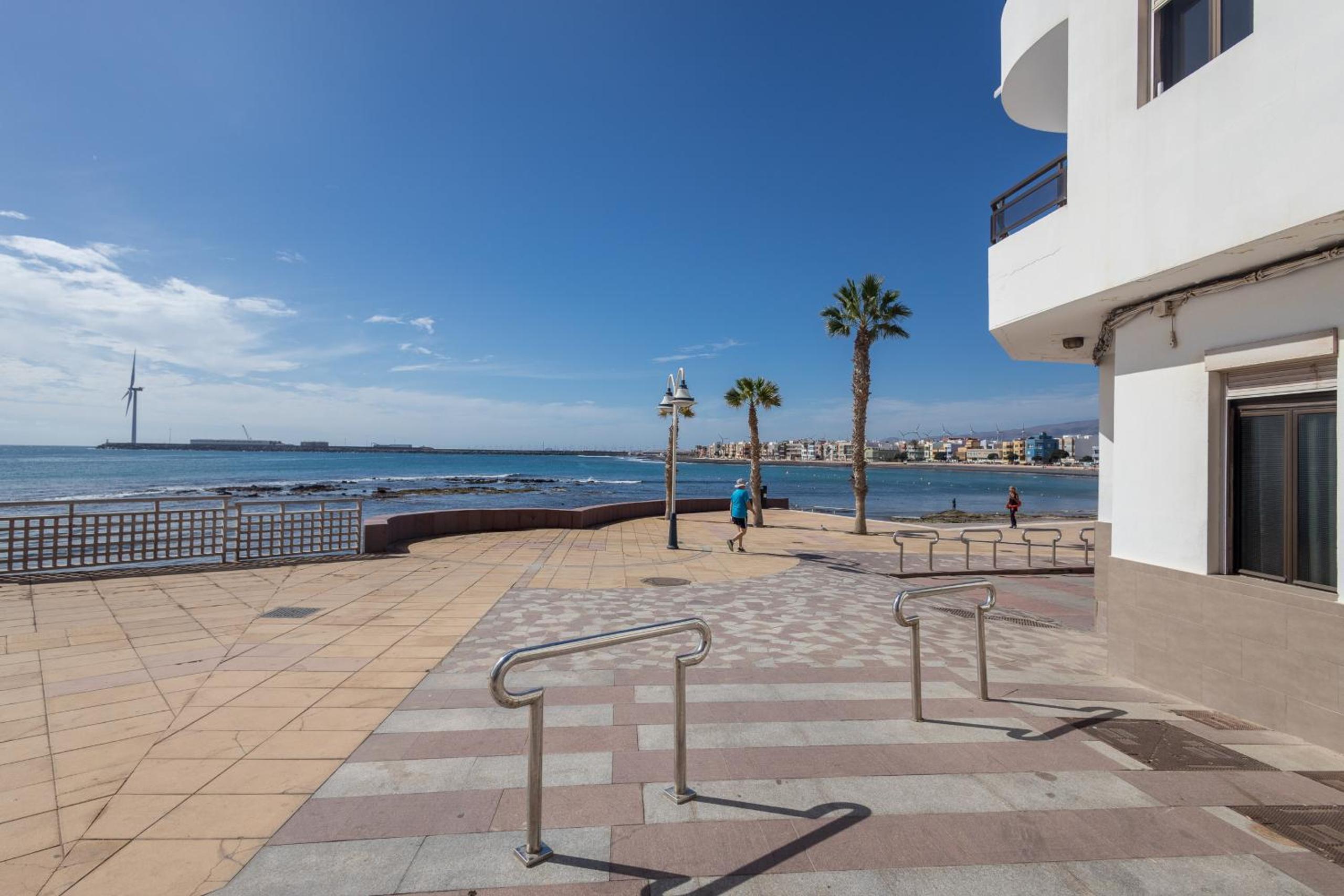 Lightbooking Apartamento con terraza en playa de Arinaga