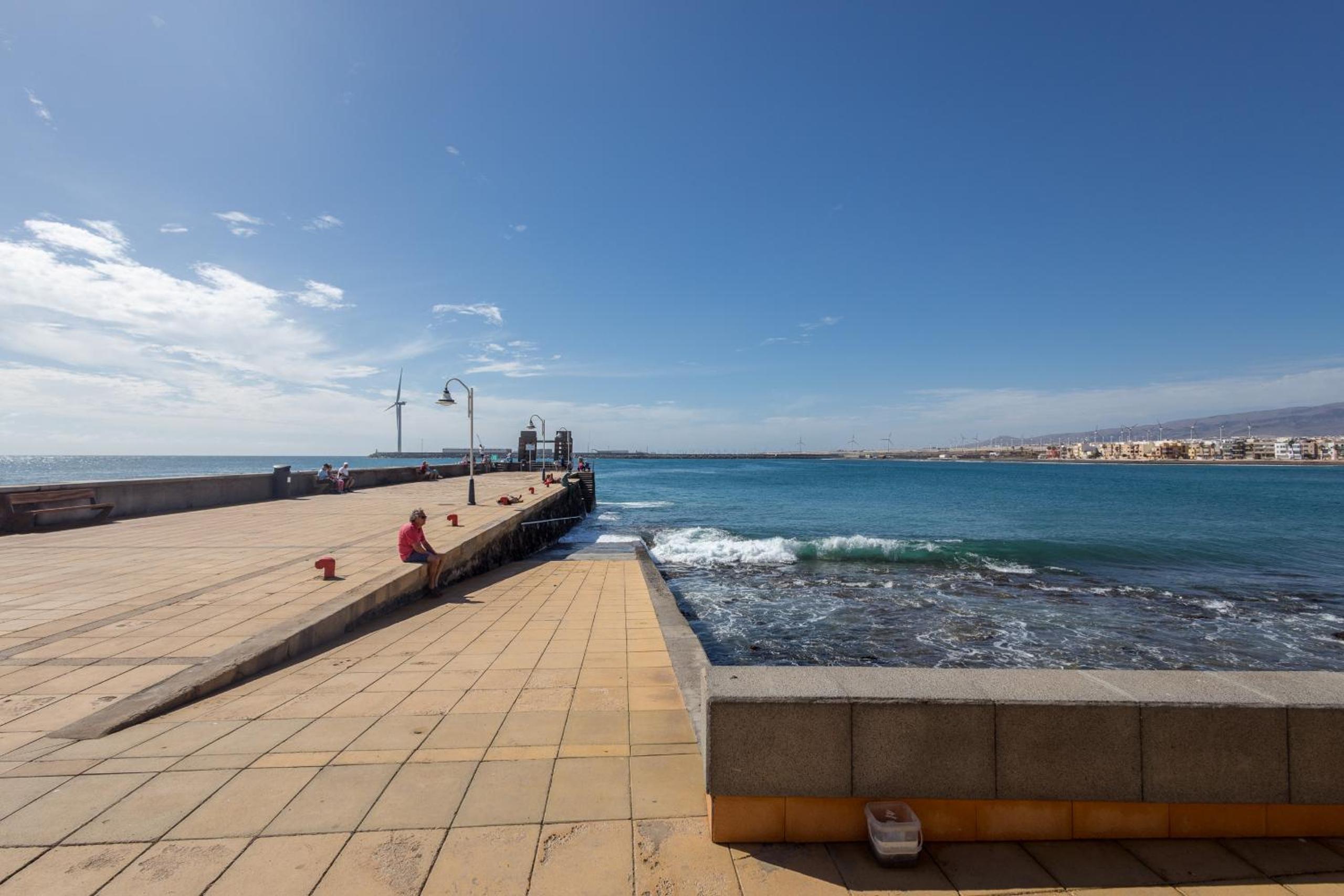 Lightbooking Apartamento con terraza en playa de Arinaga