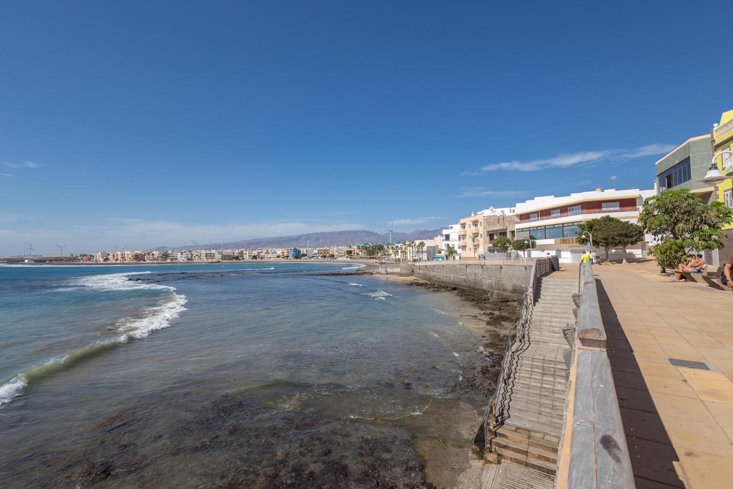 Lightbooking Apartamento con terraza en playa de Arinaga