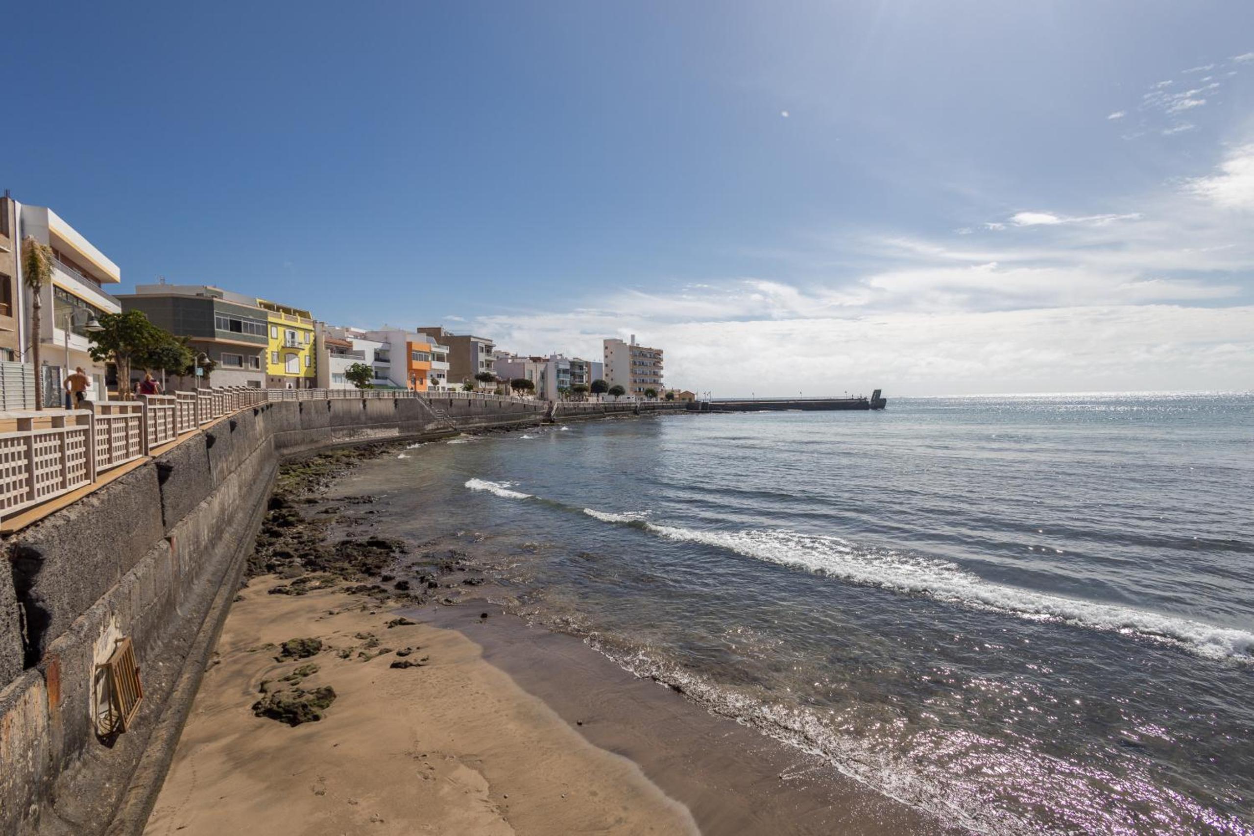 Lightbooking Apartamento con terraza en playa de Arinaga