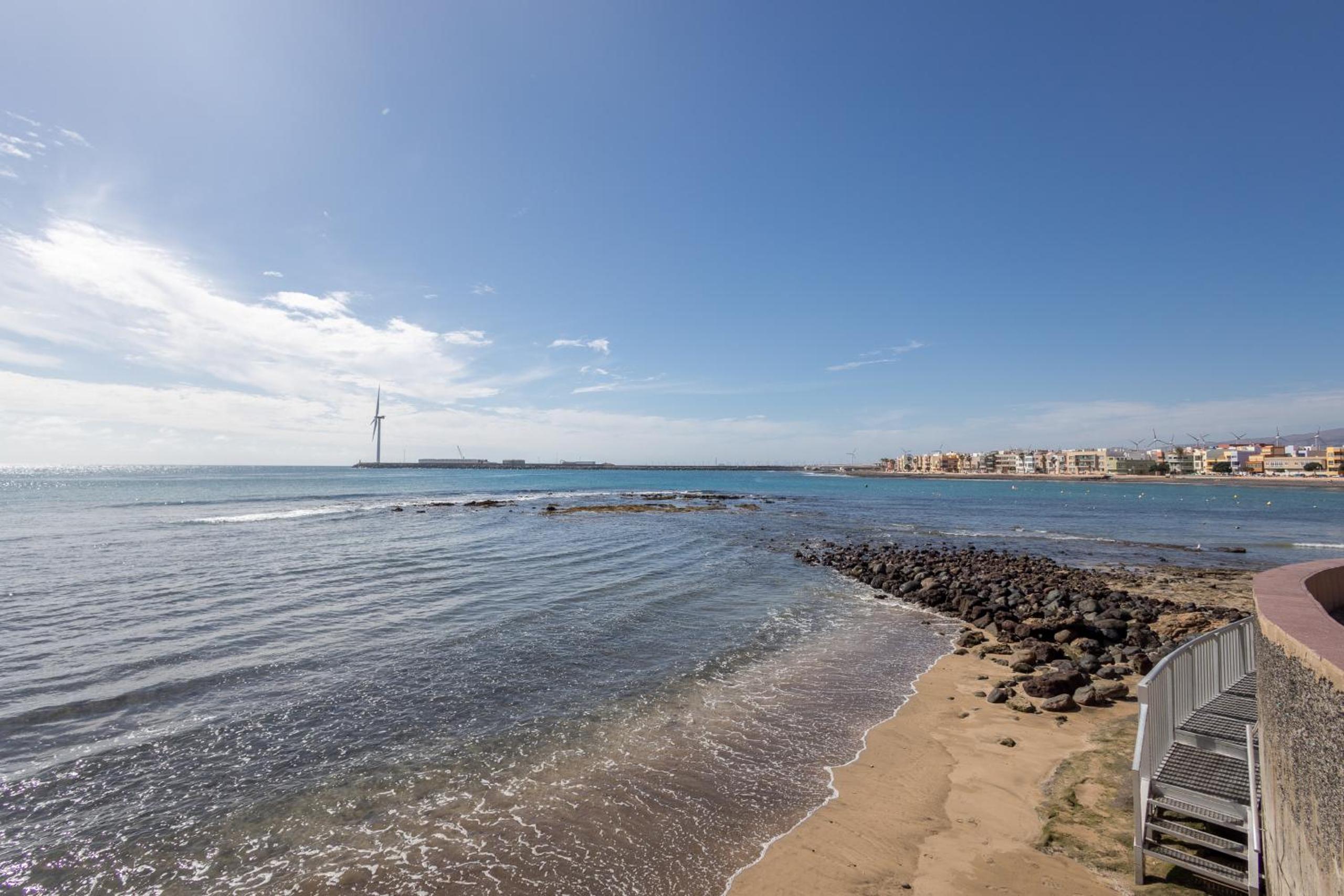 Lightbooking Apartamento con terraza en playa de Arinaga