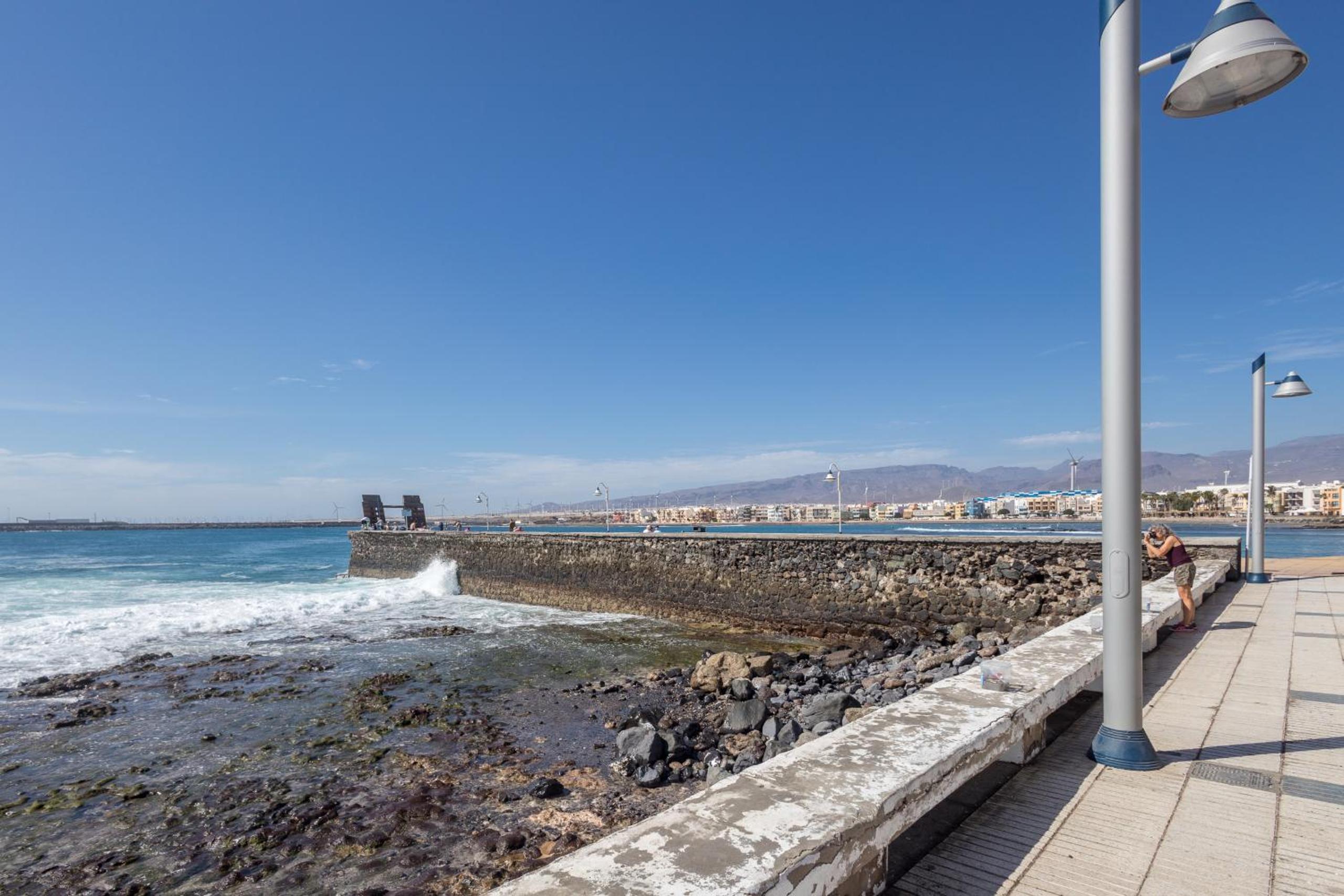 Lightbooking Apartamento con terraza en playa de Arinaga