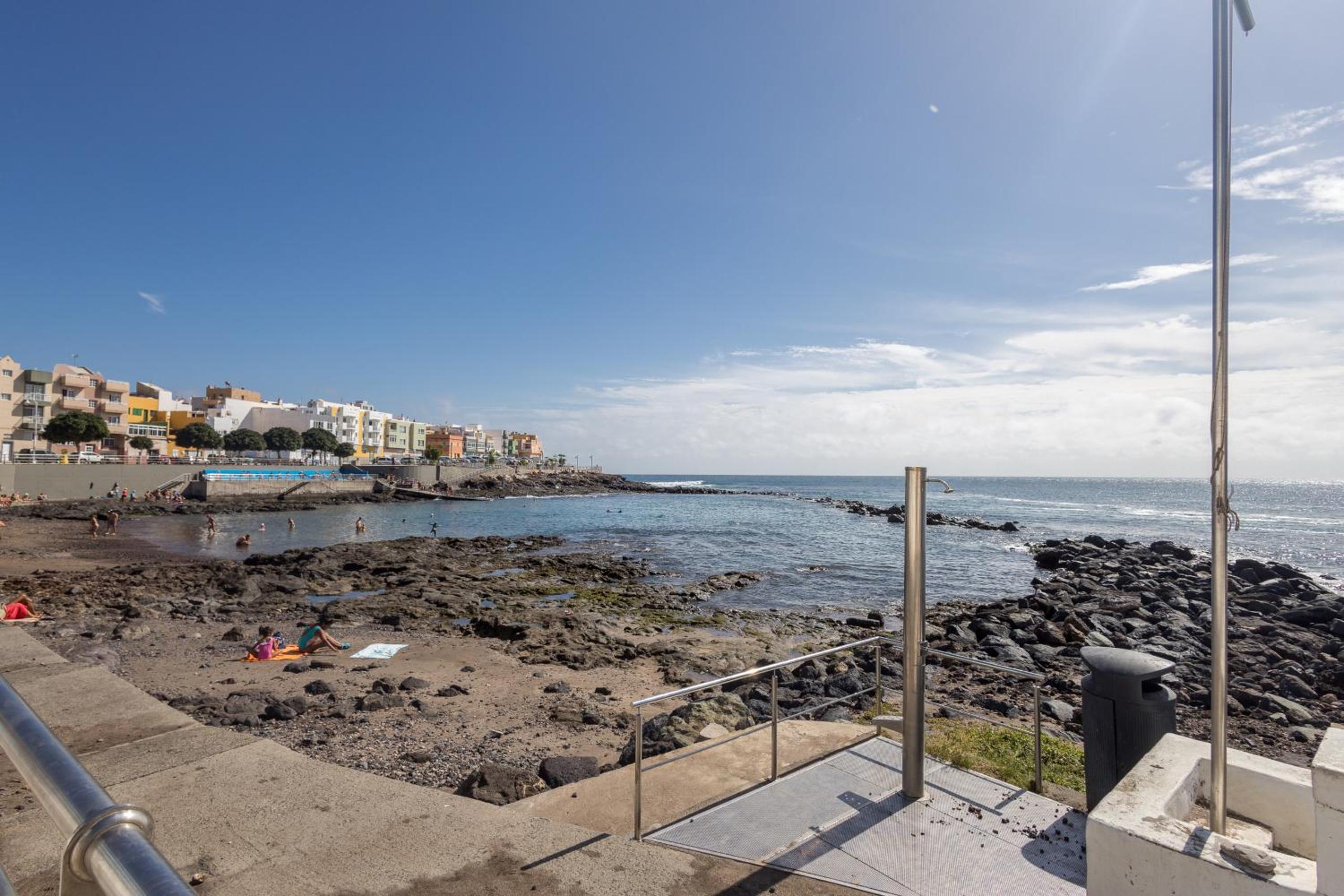 Lightbooking Apartamento con terraza en playa de Arinaga