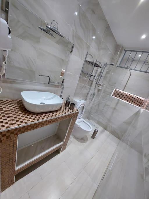 Prestations haut de gamme - Piscine privée chauffée, salles de massage et sport view 5