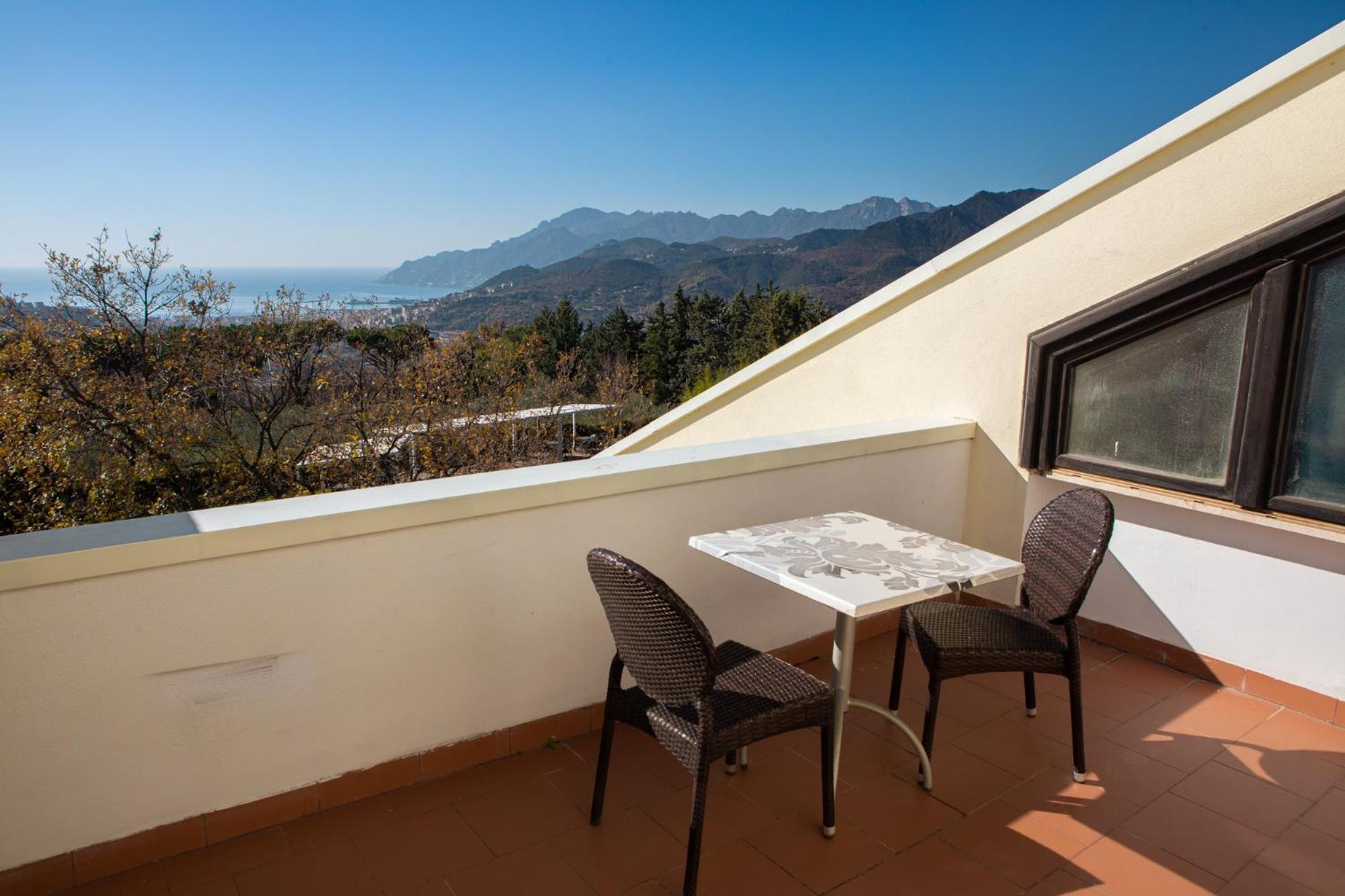 Villa Setharè, bed and breakfast con piscina en Salerno — balance & terrace