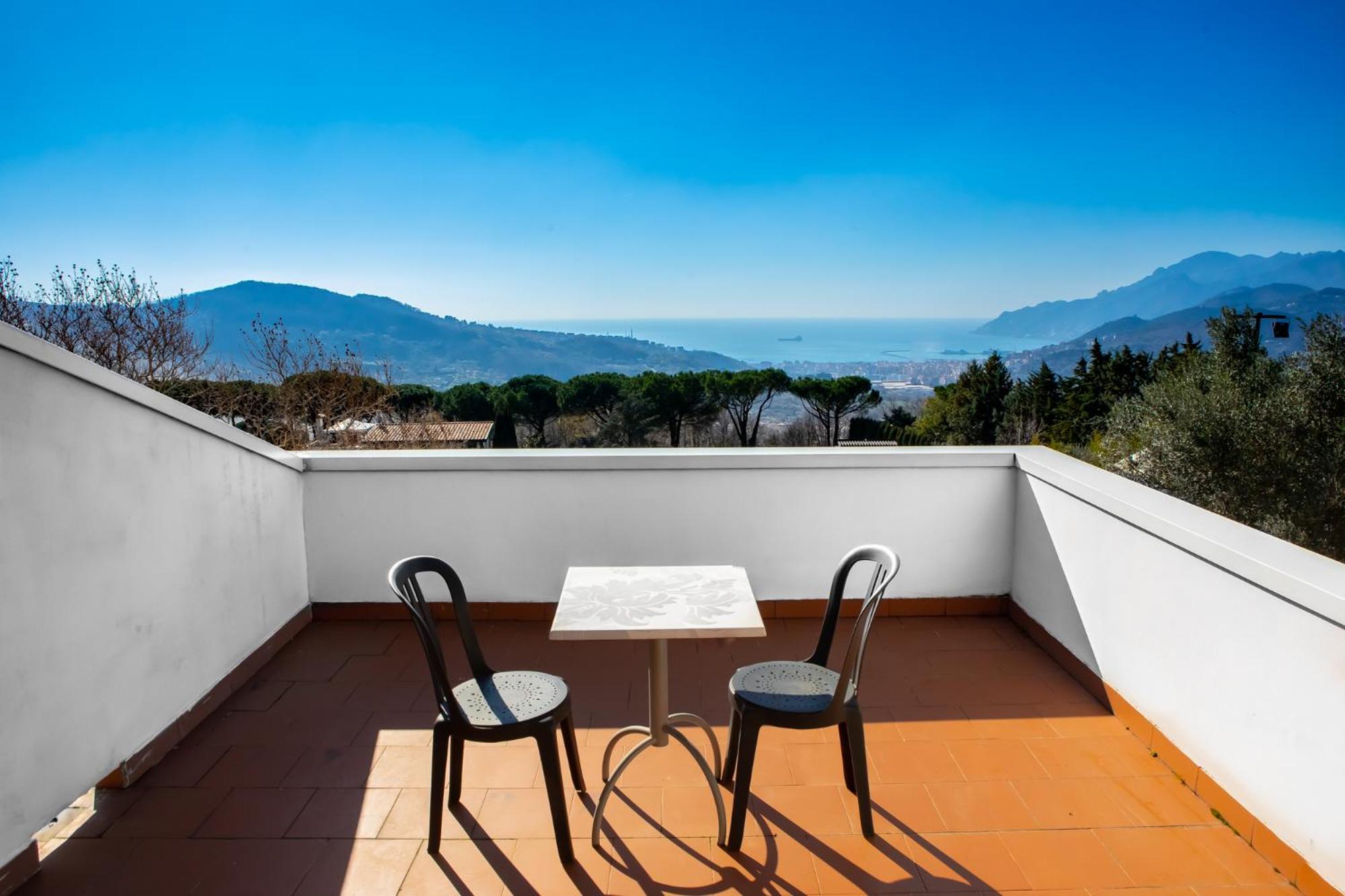Villa Setharè, bed and breakfast con piscina en Salerno — balance & terrace