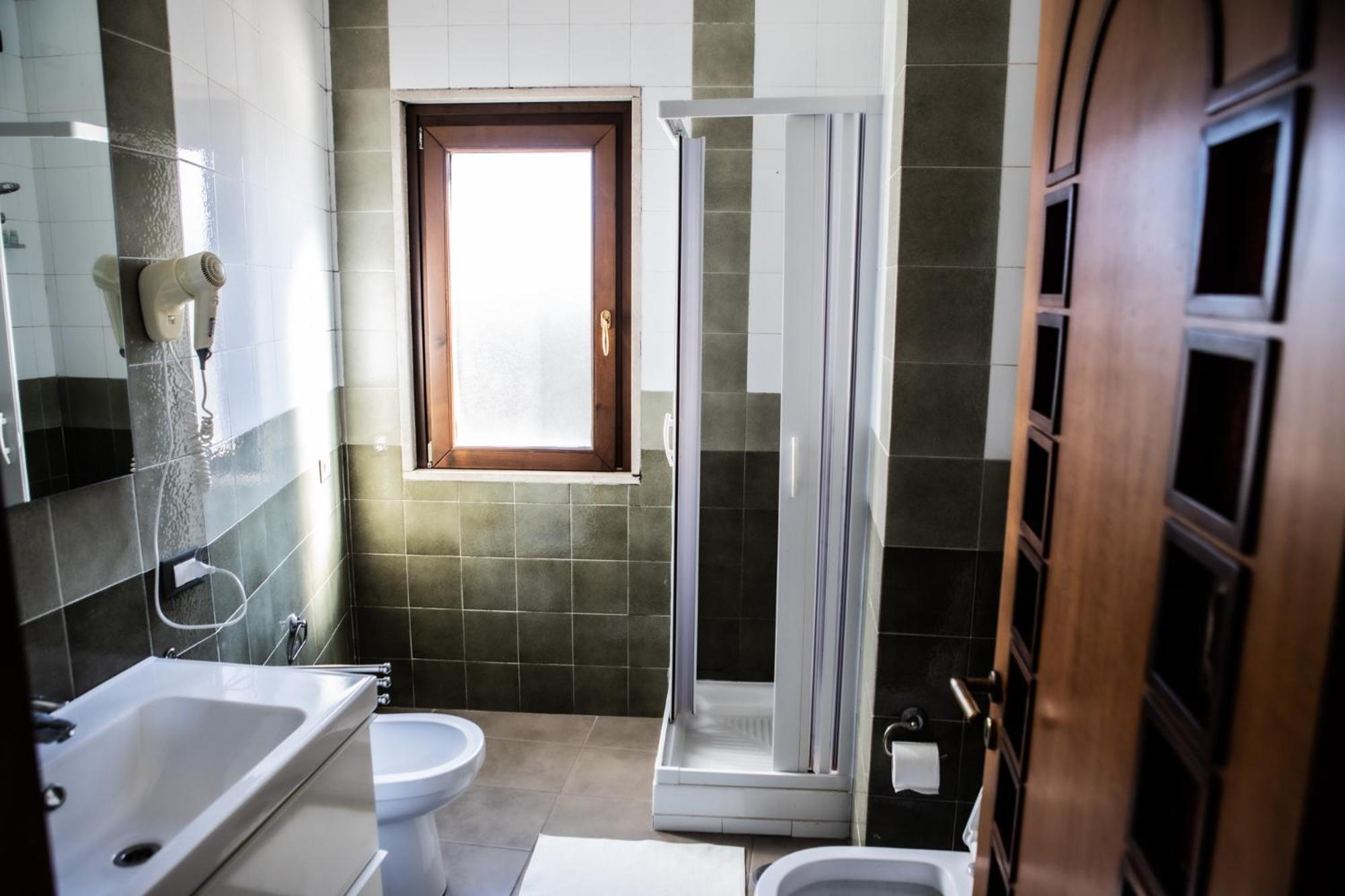 Villa Setharè, bed and breakfast con piscina en Salerno — bathroom