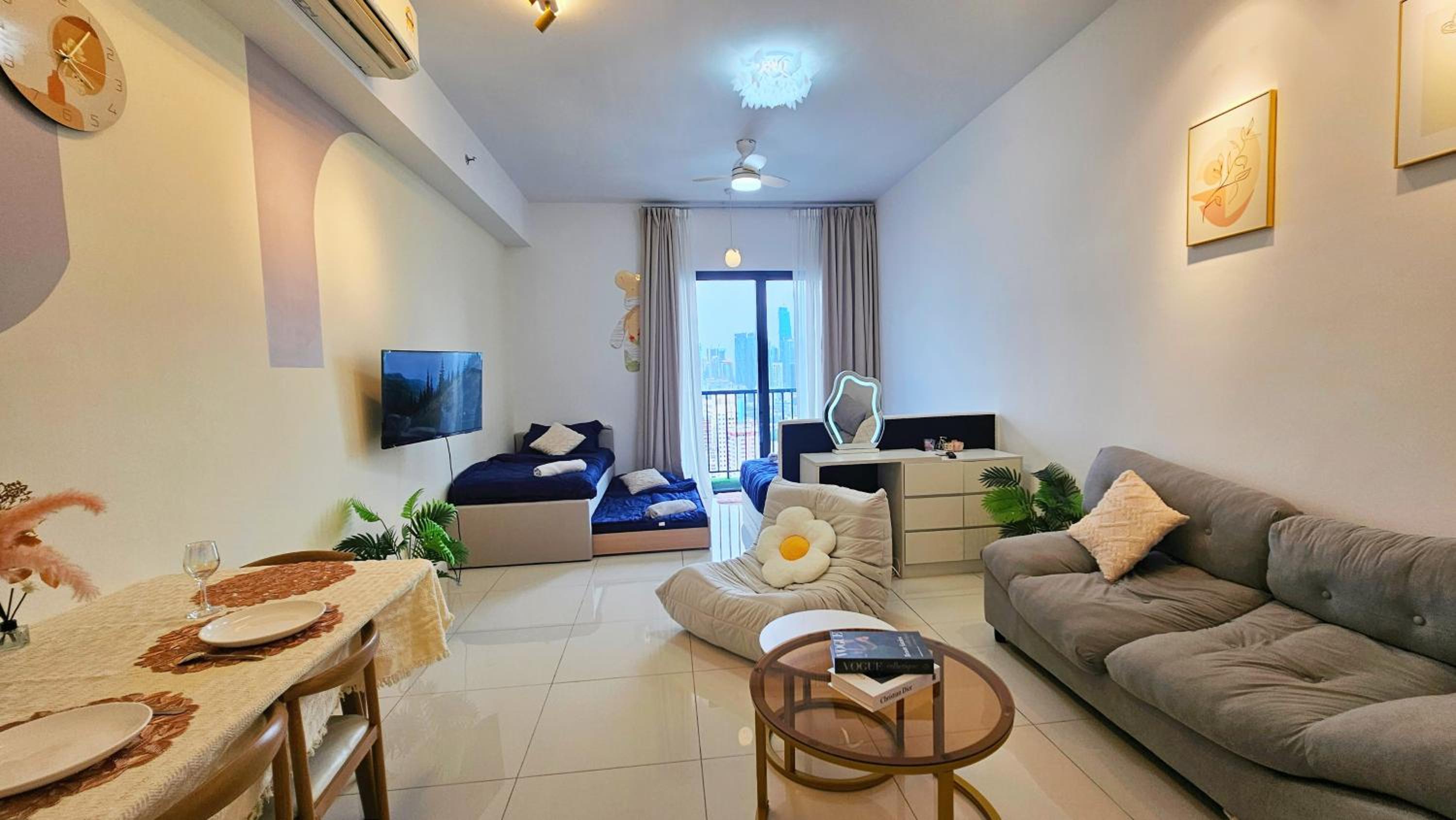 KLCC view Balcony 4pax Chambers Suites KL City