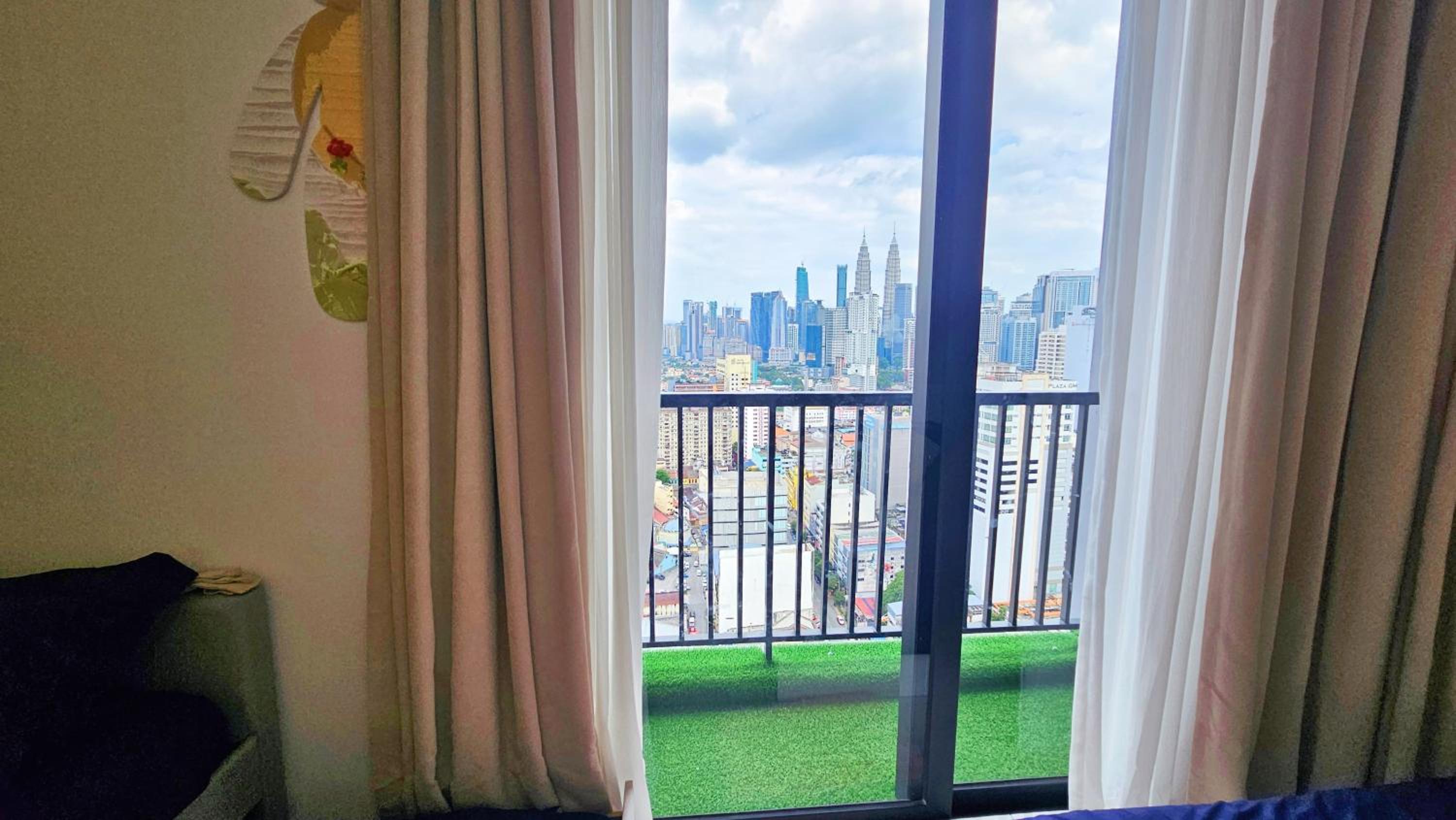 KLCC view Balcony 4pax Chambers Suites KL City