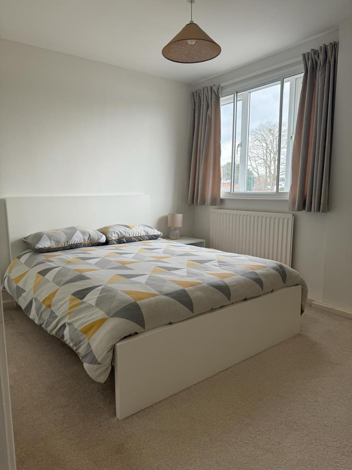 Town Centre, top floor 2 bed apartment with parking view 3