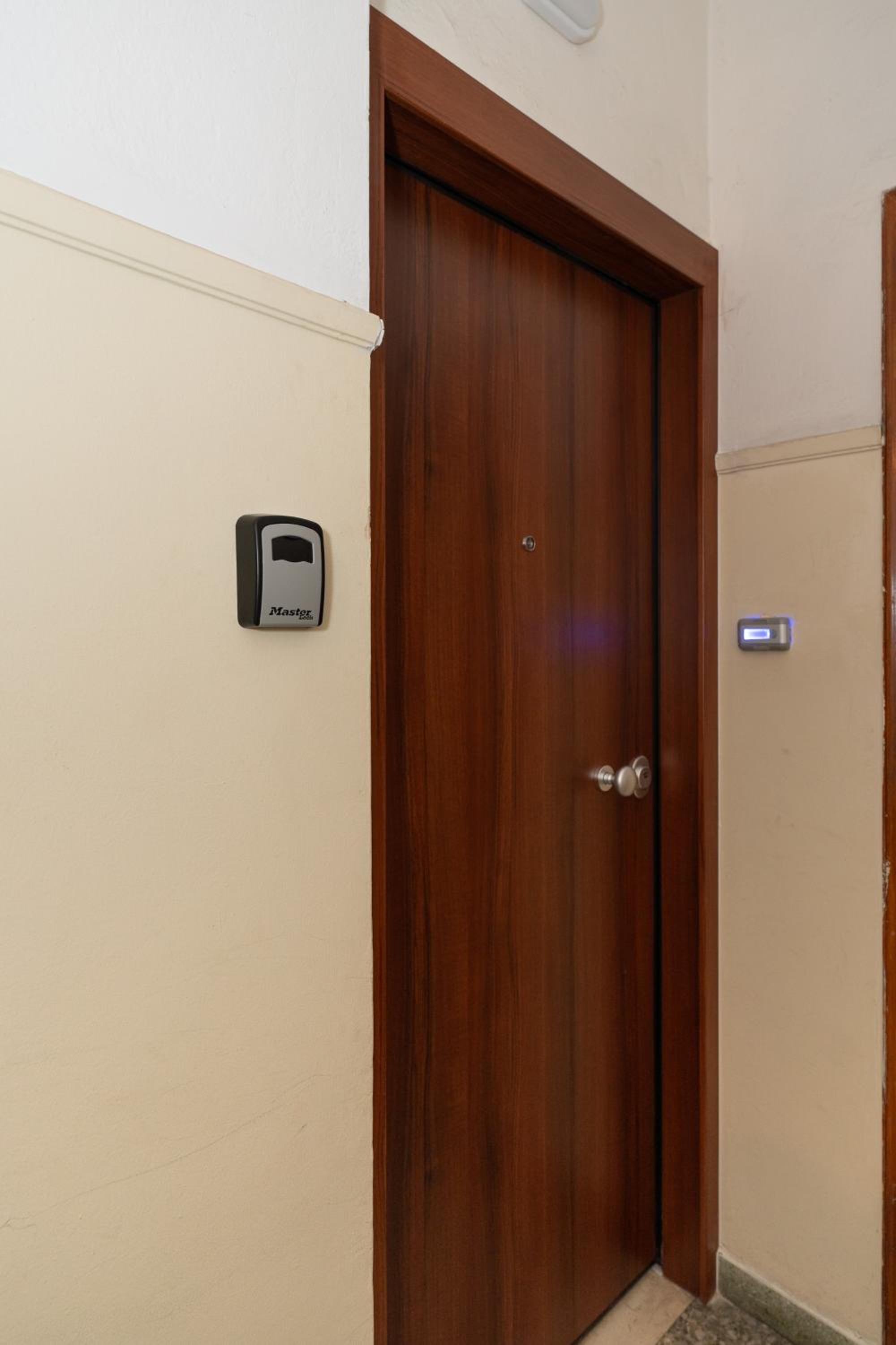 Athenian Gem, Fully Renovated 2 Bedroom Apartment Near Acropolis