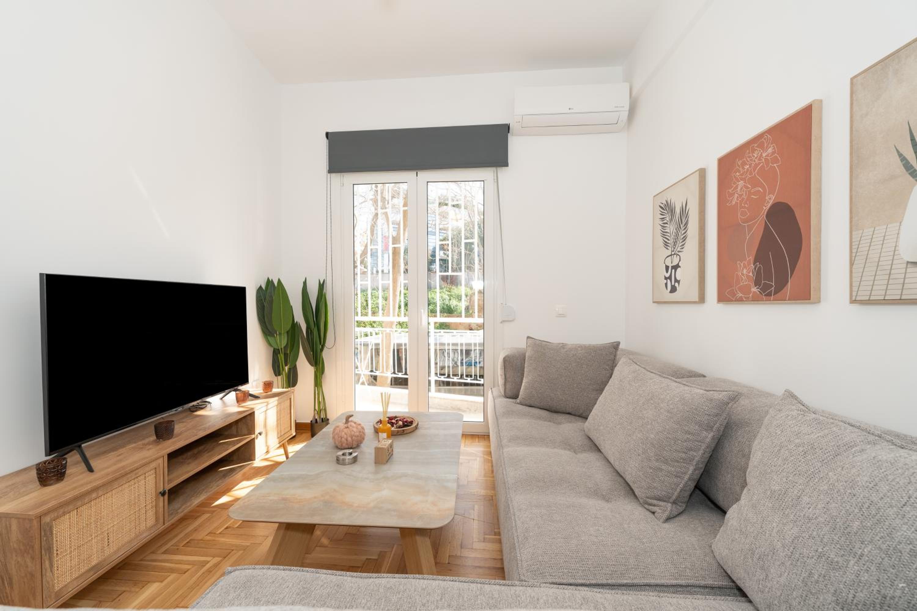 Athenian Gem, Fully Renovated 2 Bedroom Apartment Near Acropolis