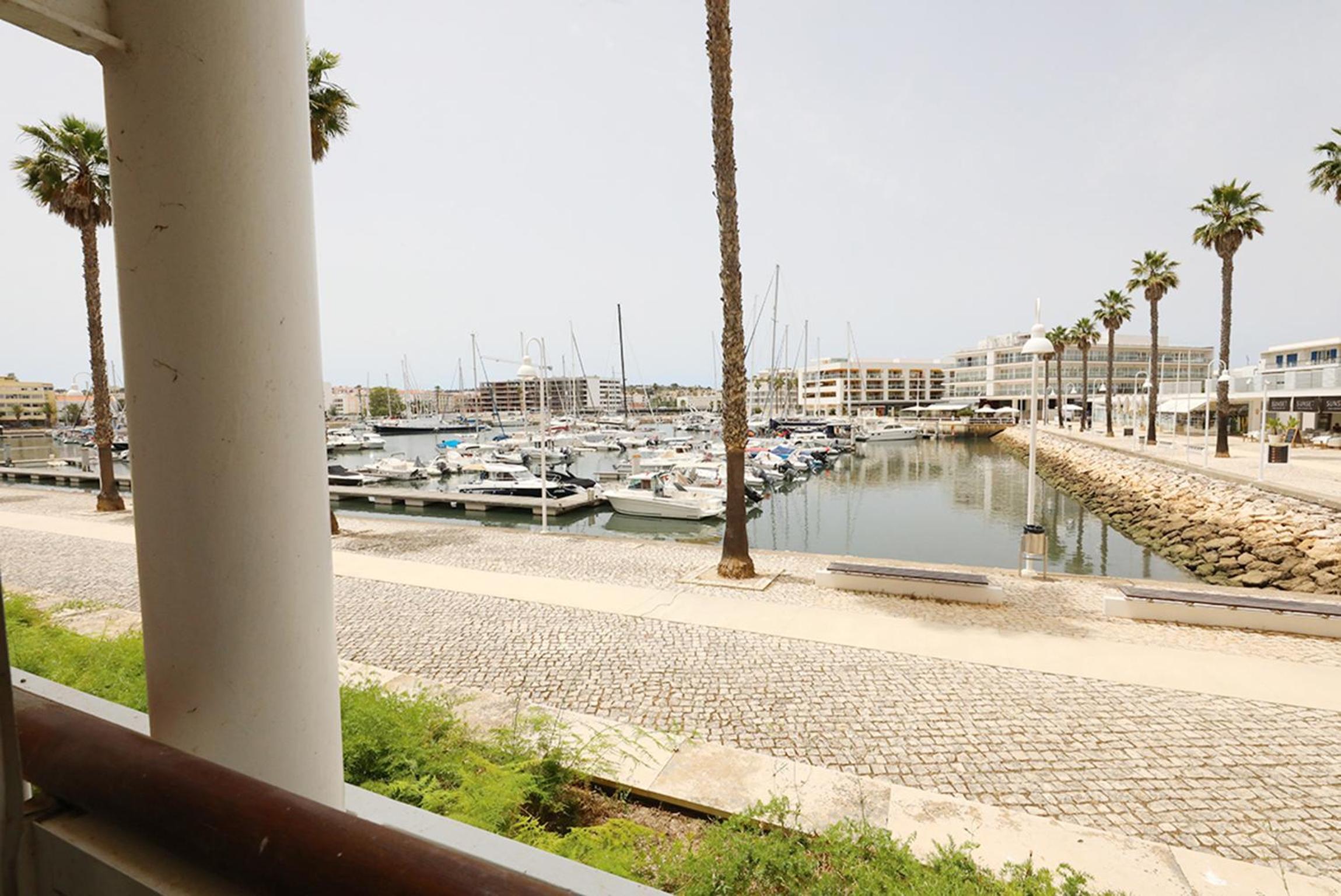 A65 - Marina Moor Apartment in Lagos view 2