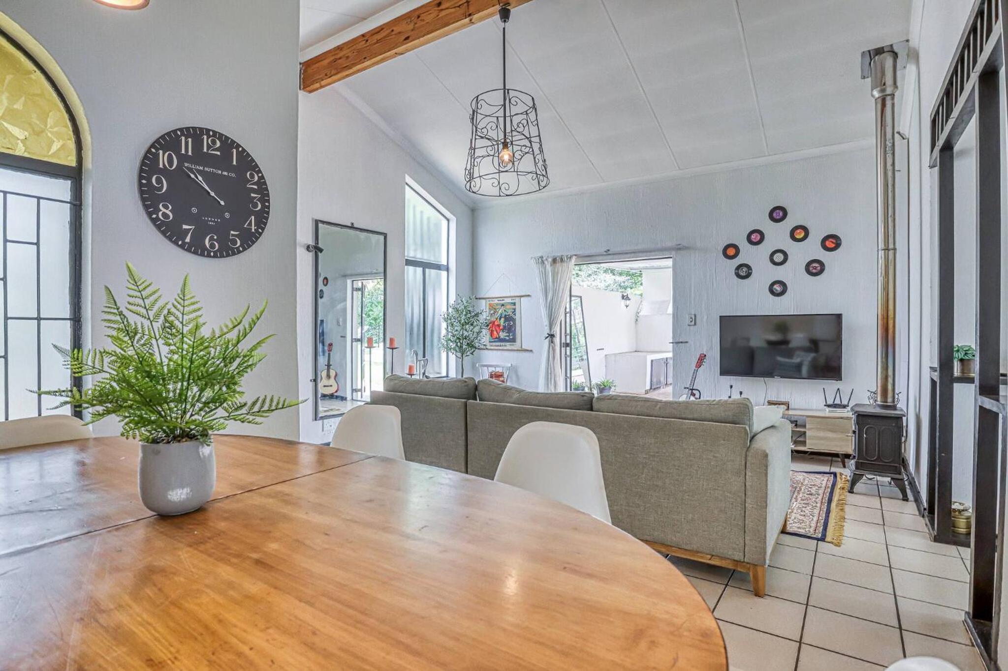 Modern Spanish House-3br-pool-solar-samrand view 3
