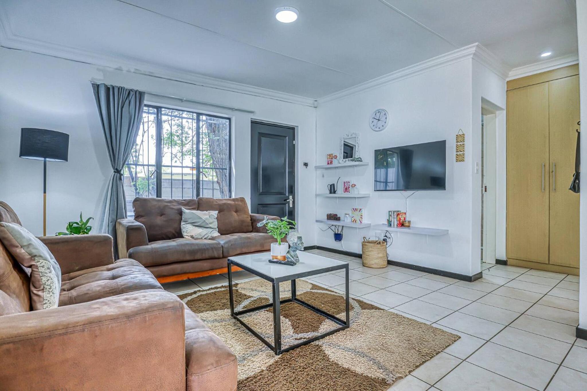 The Cottage-1 Bed-pool-bbq-fibre-solar-samrand view 3