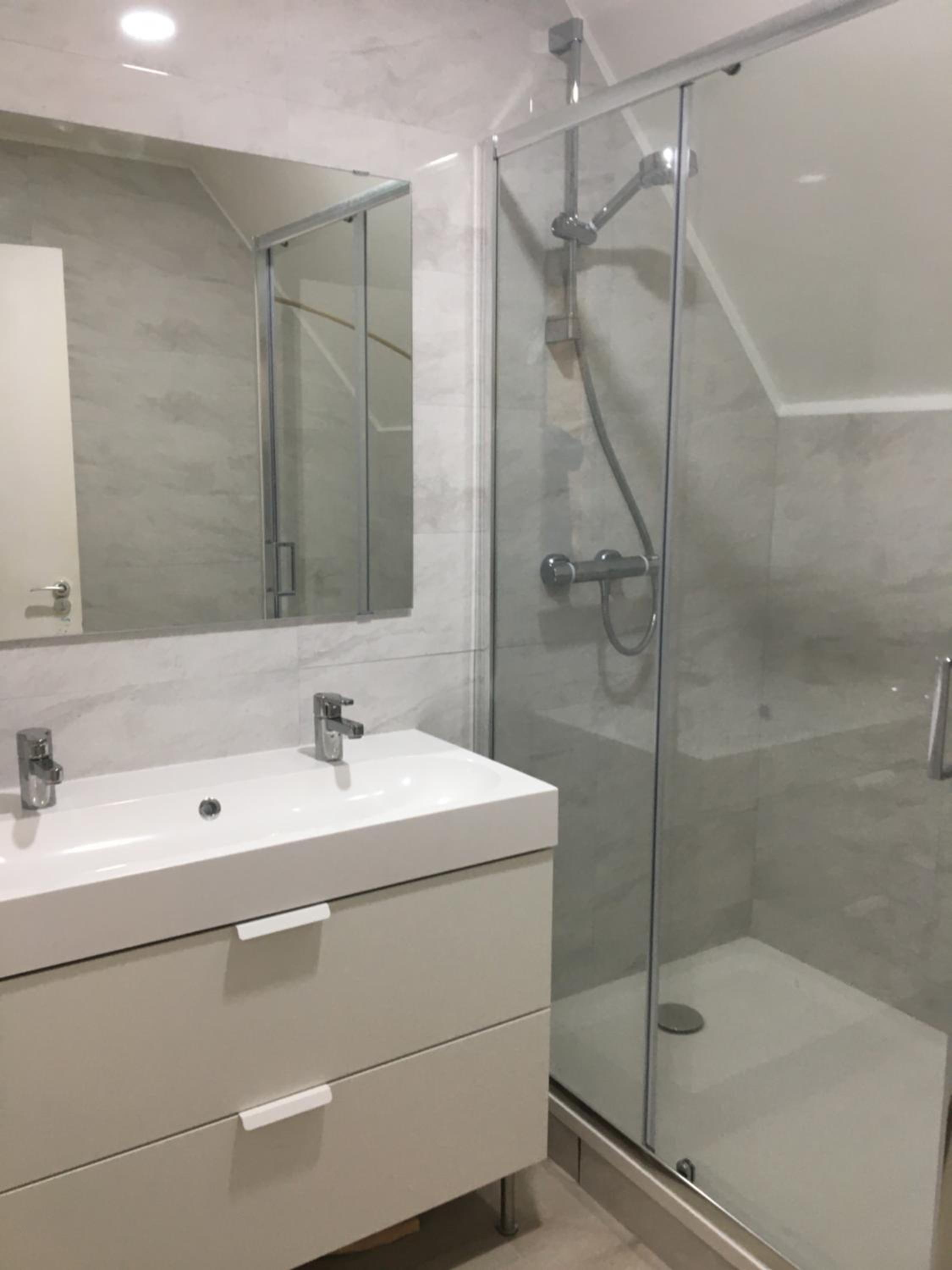 Central Spacious 3 Bedroom Apartment With Parking