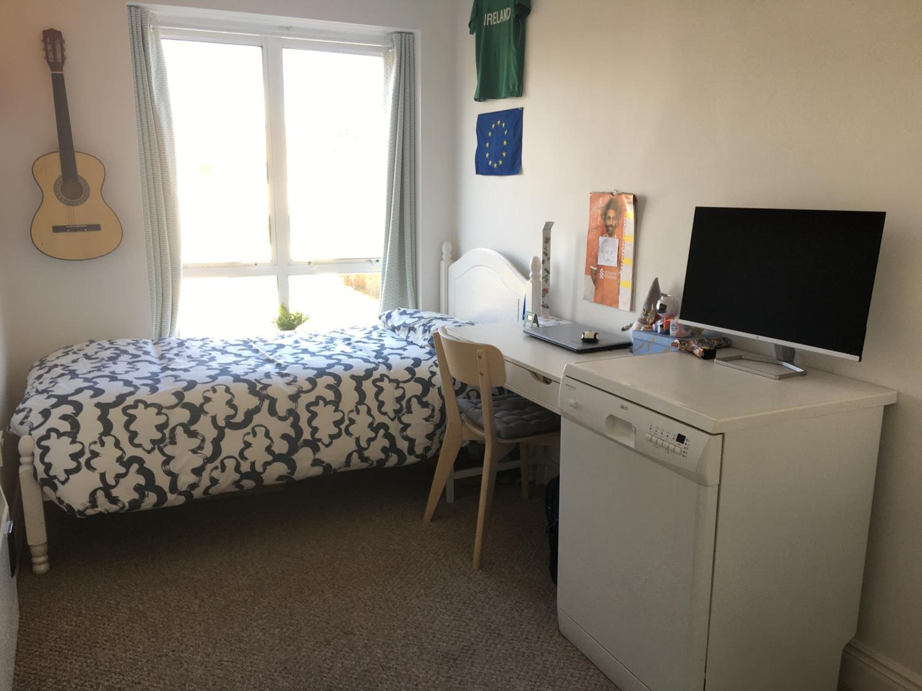 Central Spacious 3 Bedroom Apartment With Parking