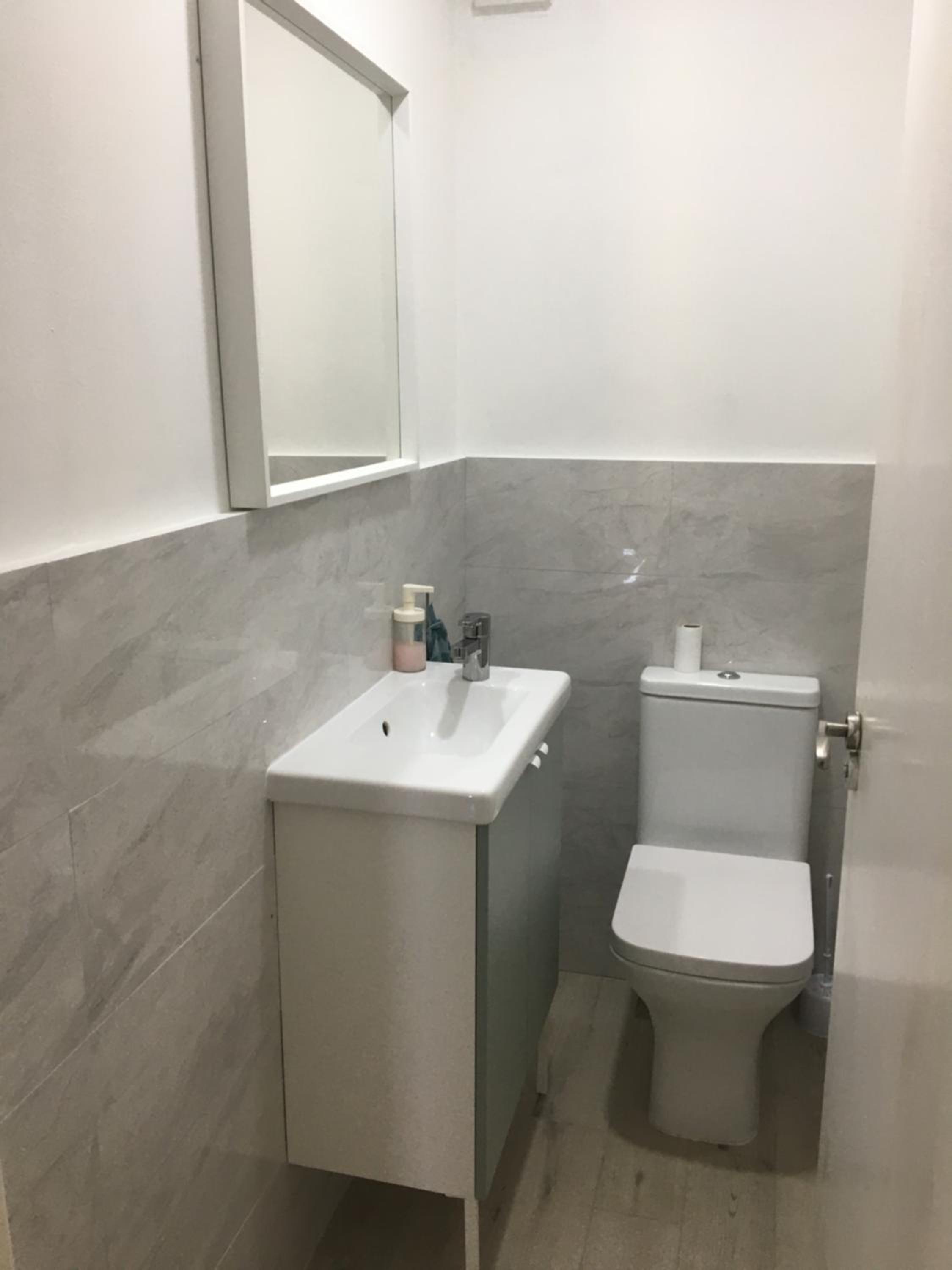 Central Spacious 3 Bedroom Apartment With Parking
