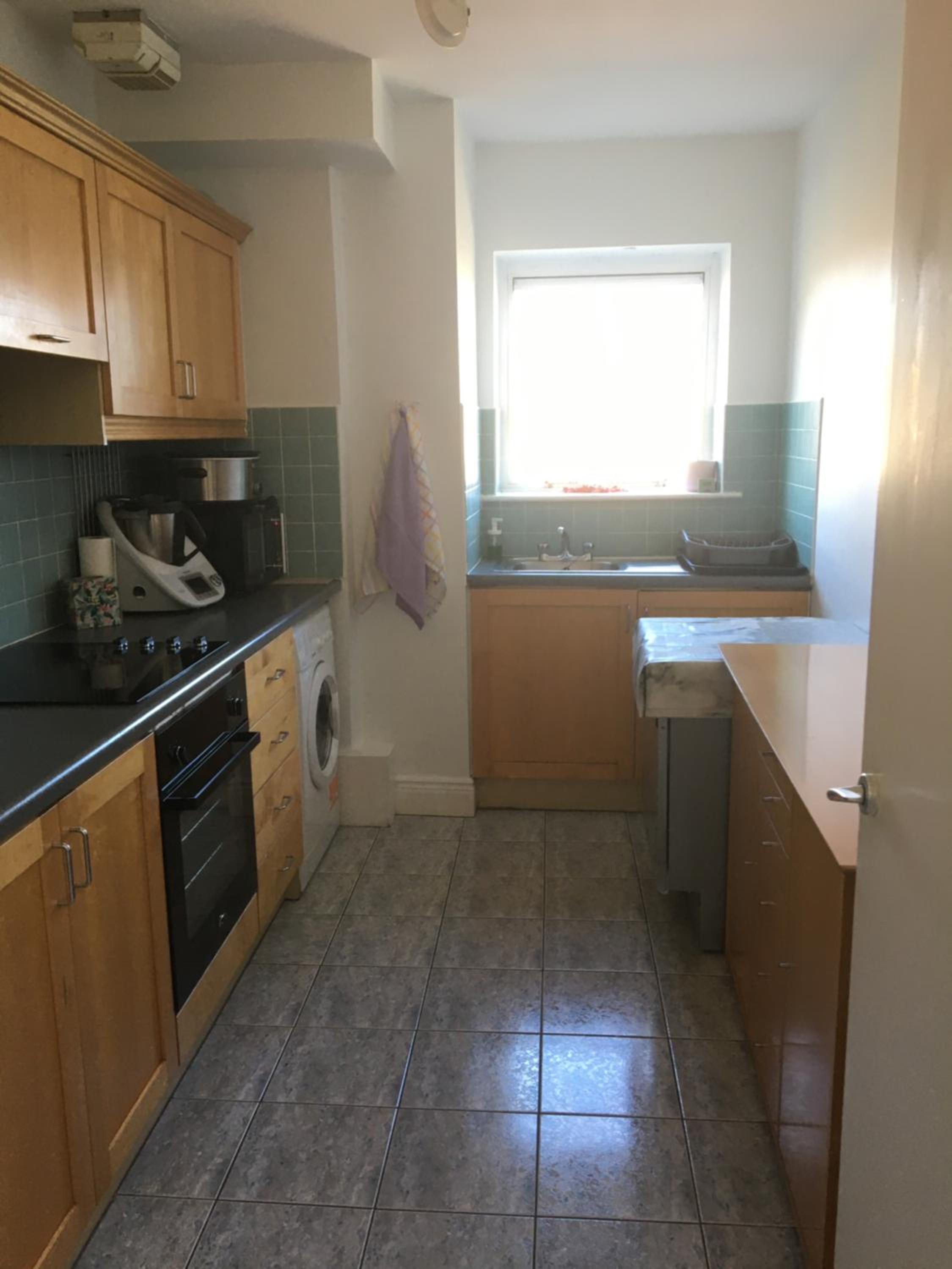 Central Spacious 3 Bedroom Apartment With Parking