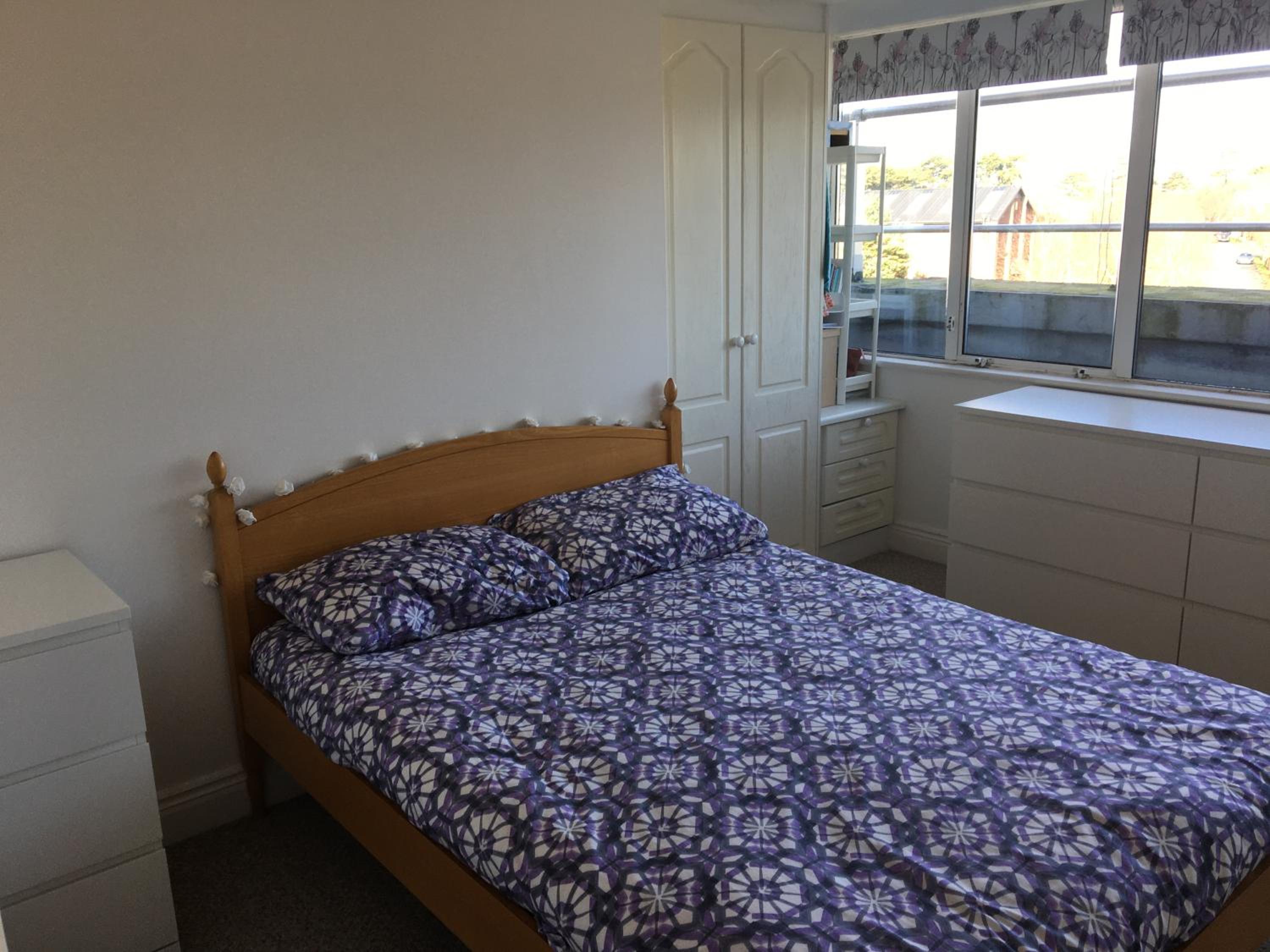 Central Spacious 3 Bedroom Apartment With Parking