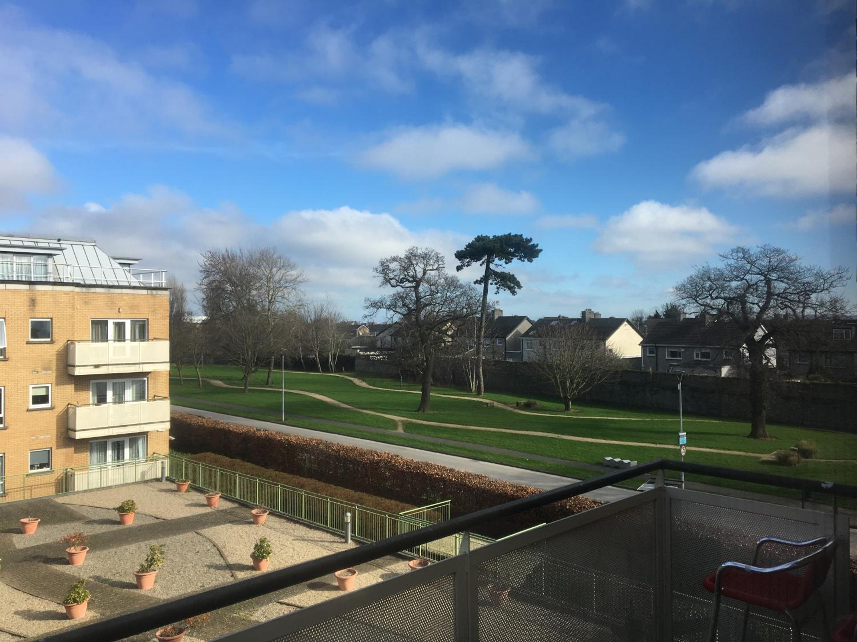 Central Spacious 3 Bedroom Apartment With Parking