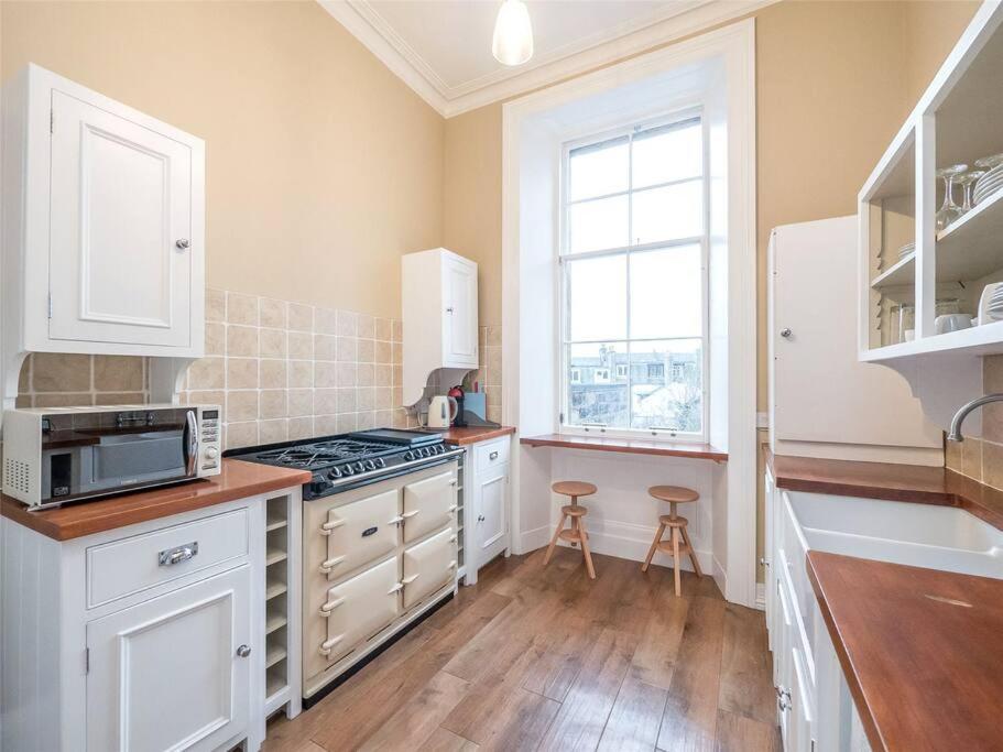 Beautiful & bright 2 bed flat Murrayfield view 2