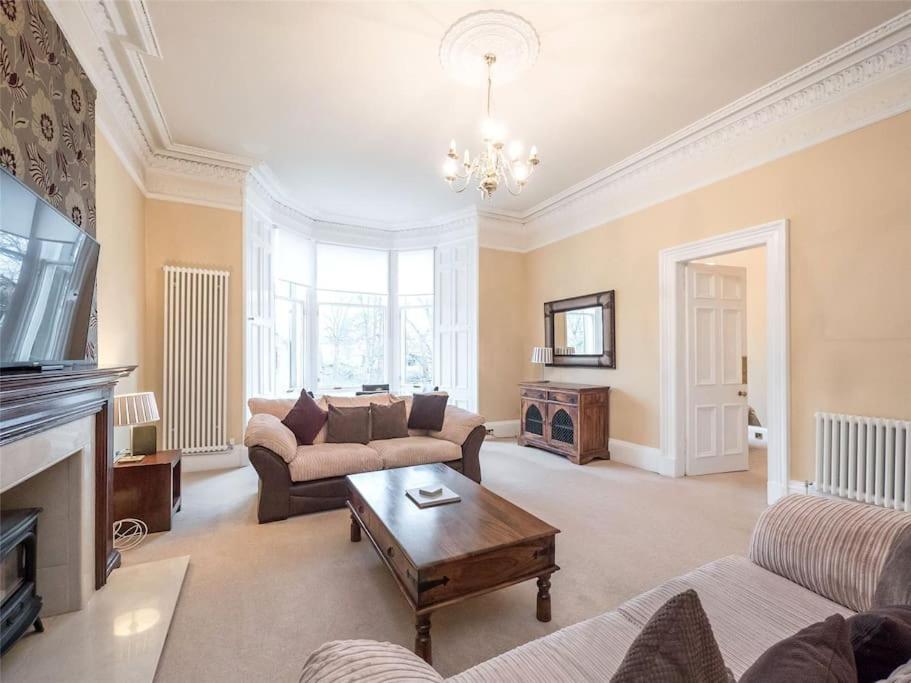 Beautiful & bright 2 bed flat Murrayfield view 4