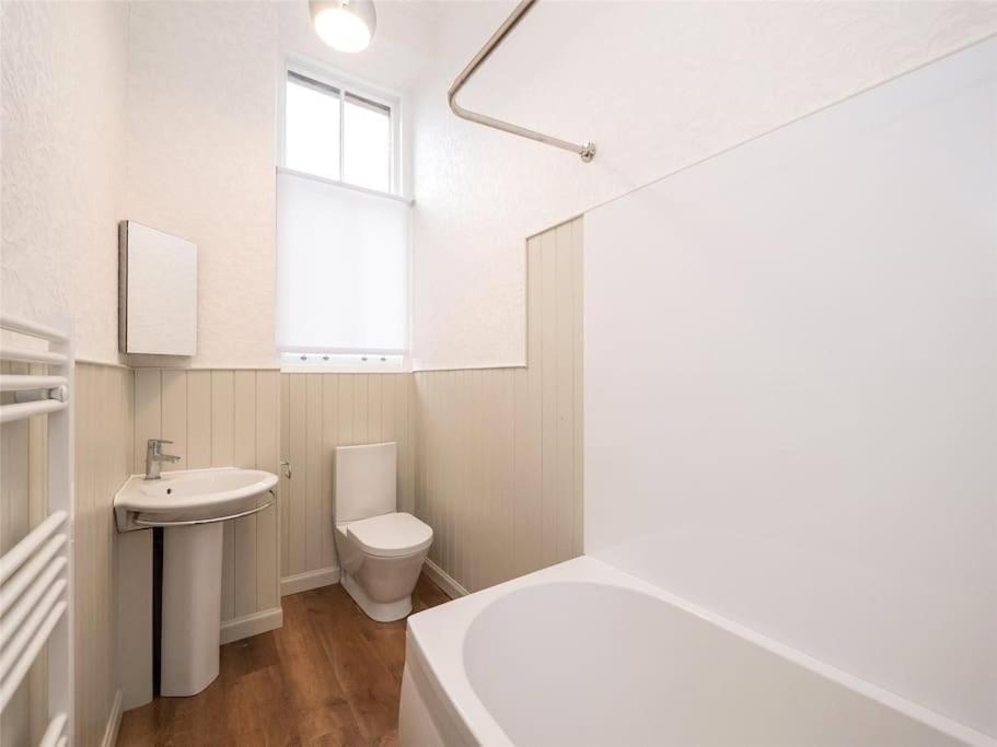 Beautiful & bright 2 bed flat Murrayfield view 5