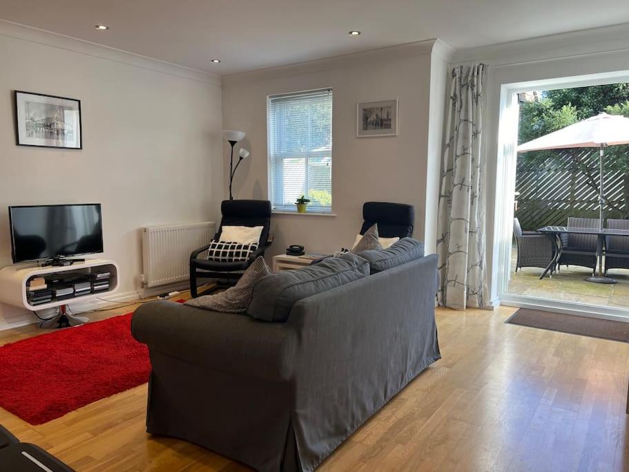 SoHot Stays-Garden Apt-Free Parking Ground Flr view 2