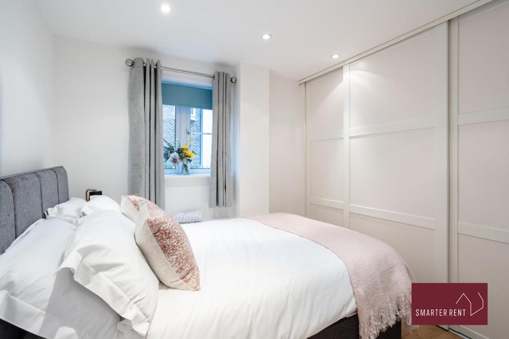 Englefield Green - Modern 2 bedroom Apartment view 4