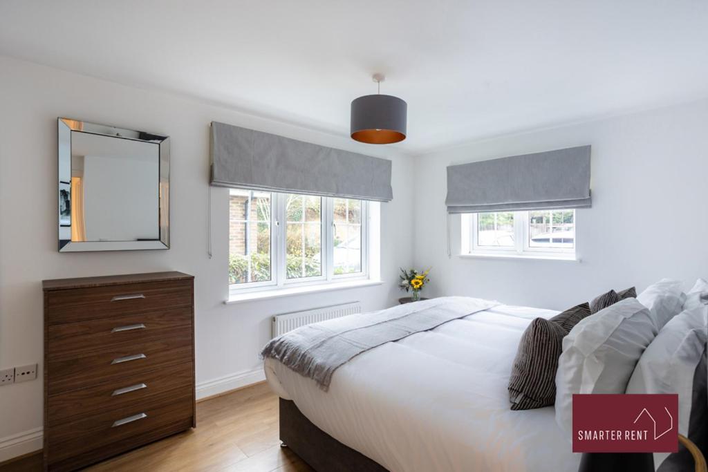 Englefield Green - Modern 2 bedroom Apartment view 2
