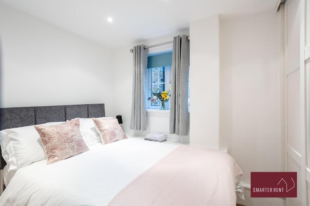 Englefield Green - Modern 2 bedroom Apartment view 5