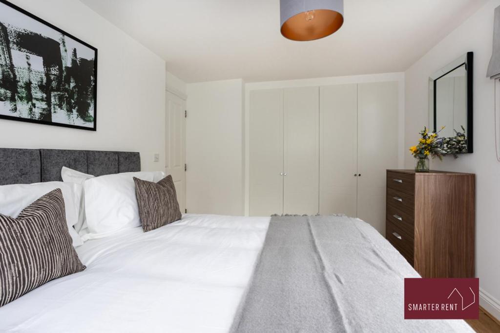 Englefield Green - Modern 2 bedroom Apartment view 3
