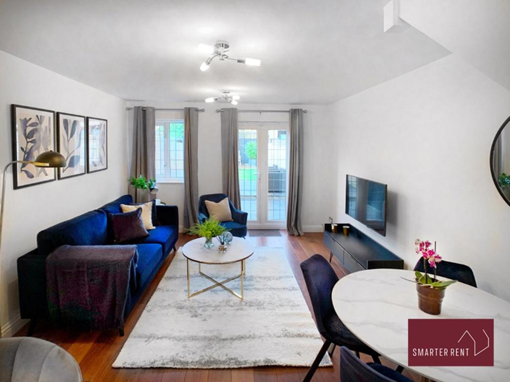 Knaphill - 2 Bedroom Terrace House - With Garden view 3