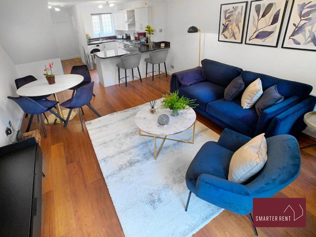Knaphill - 2 Bedroom Terrace House - With Garden view 4