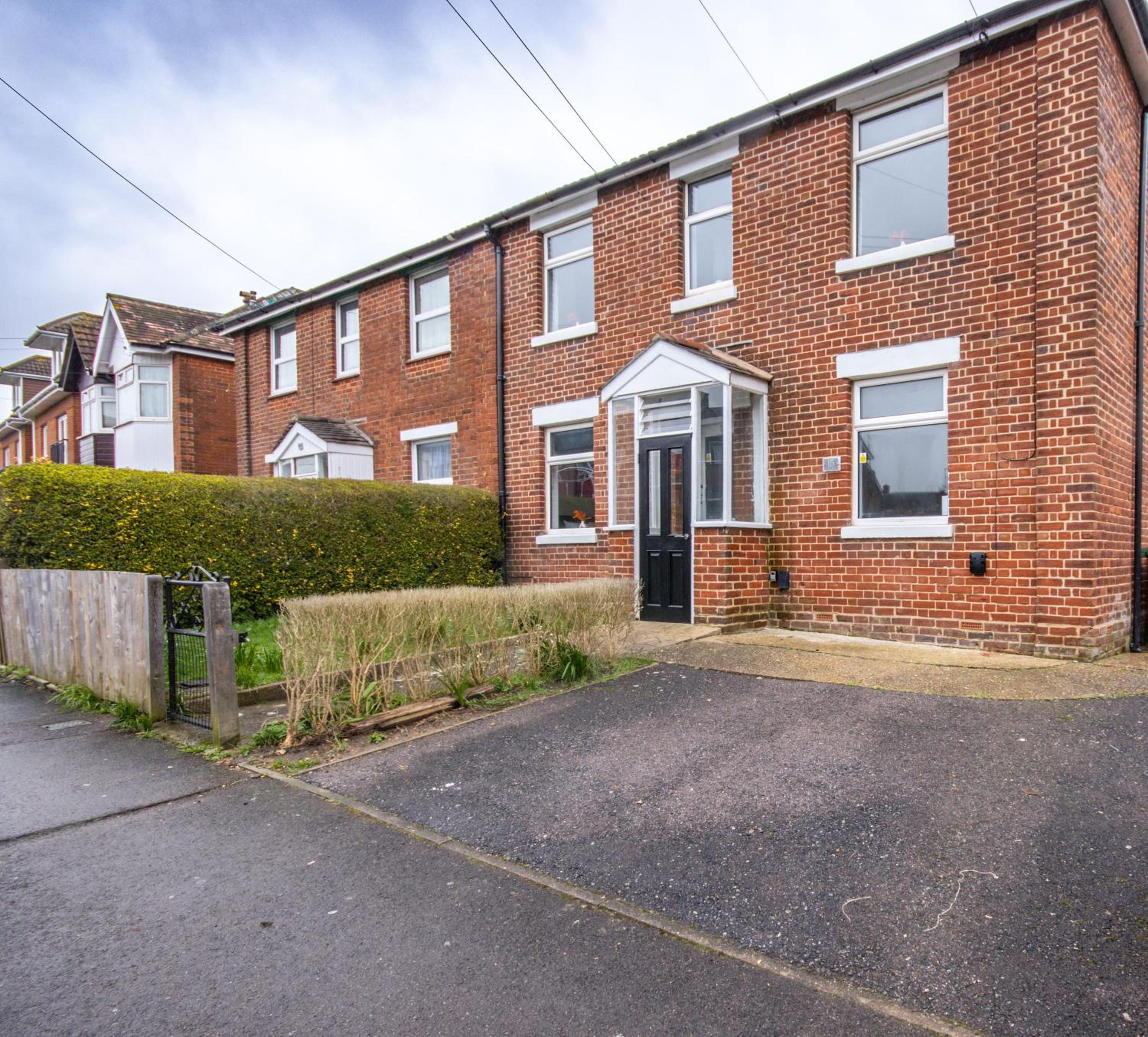 Perfect For Long Stays With Driveway Parking view 4