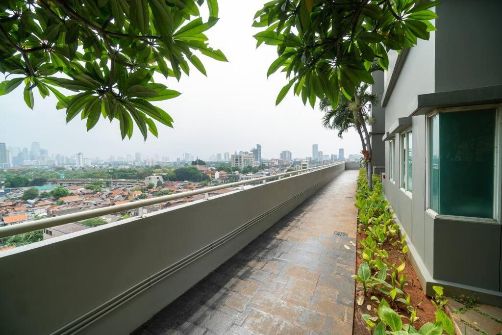 Hotel Comfy 1-bedroom City View @ Central Jakarta, Scbd