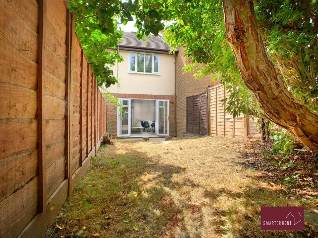 Twyford - Modern 2 Bedroom House - With Garden view 4