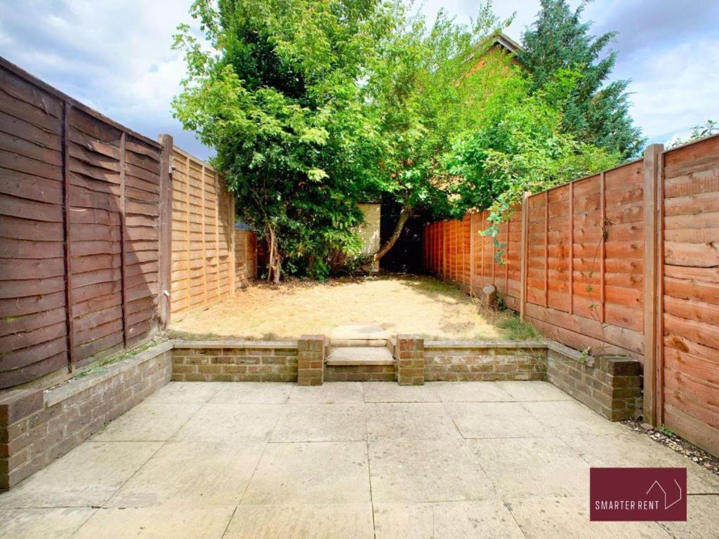 Twyford - Modern 2 Bedroom House - With Garden view 3