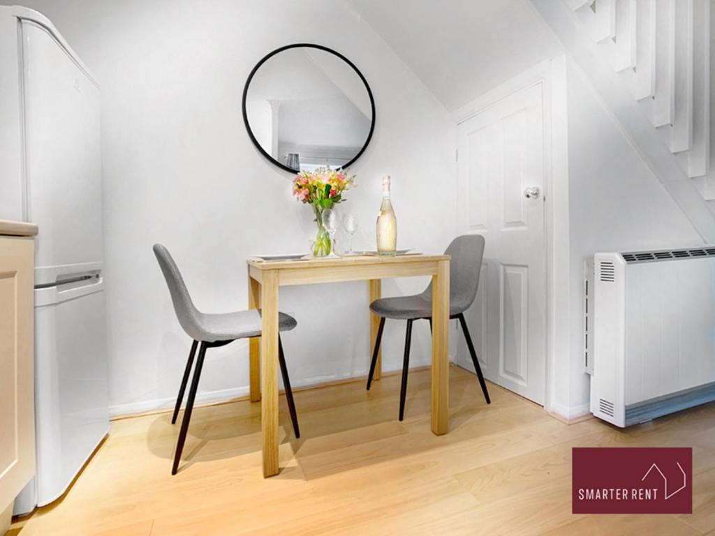 Bracknell - Modern, Spacious 1 Bedroom House view 2