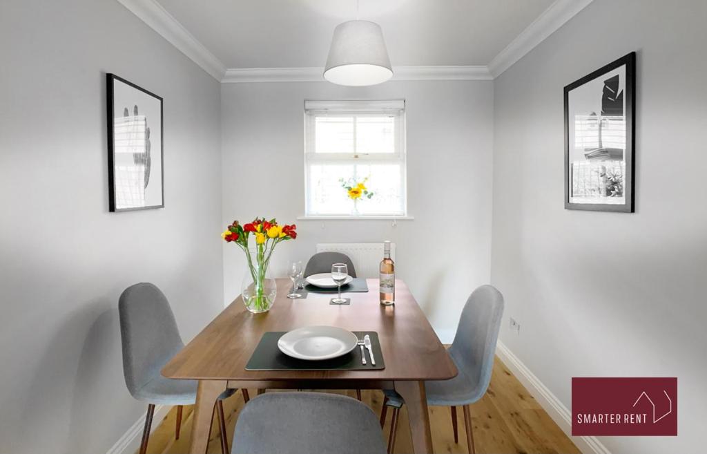 Wokingham 2 Bedroom Flat - Private Entrance