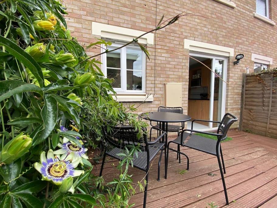 2 Bed House in Hampton - Free parking