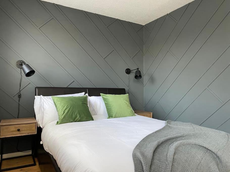 2 Bed House in Hampton - Free parking
